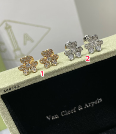 v*n cl*f & arpels mini Di*m*nd clover earrings