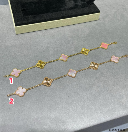 V*N CL*F & arpelsnatural pink shell spacing car flower five flower four leaf clover bracelet(no refund or exchange)