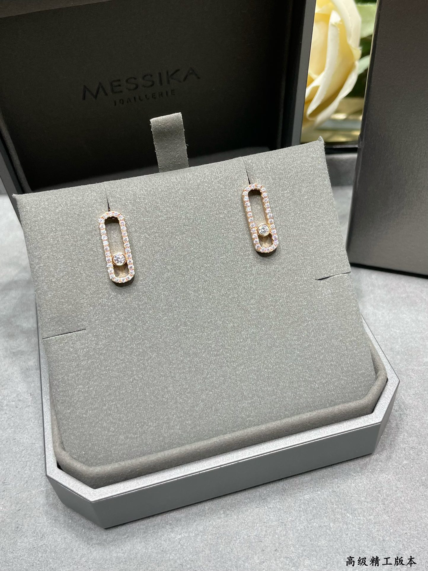 Mes1kaa single di*m*nd stud earrings