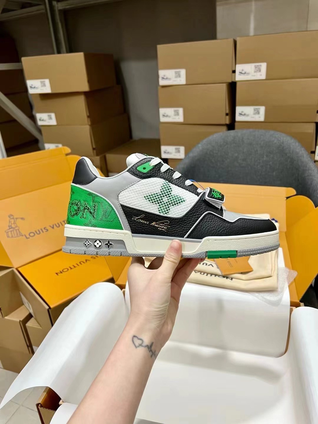 ua l0*is V*t0n lv trainer monogram strap black white green