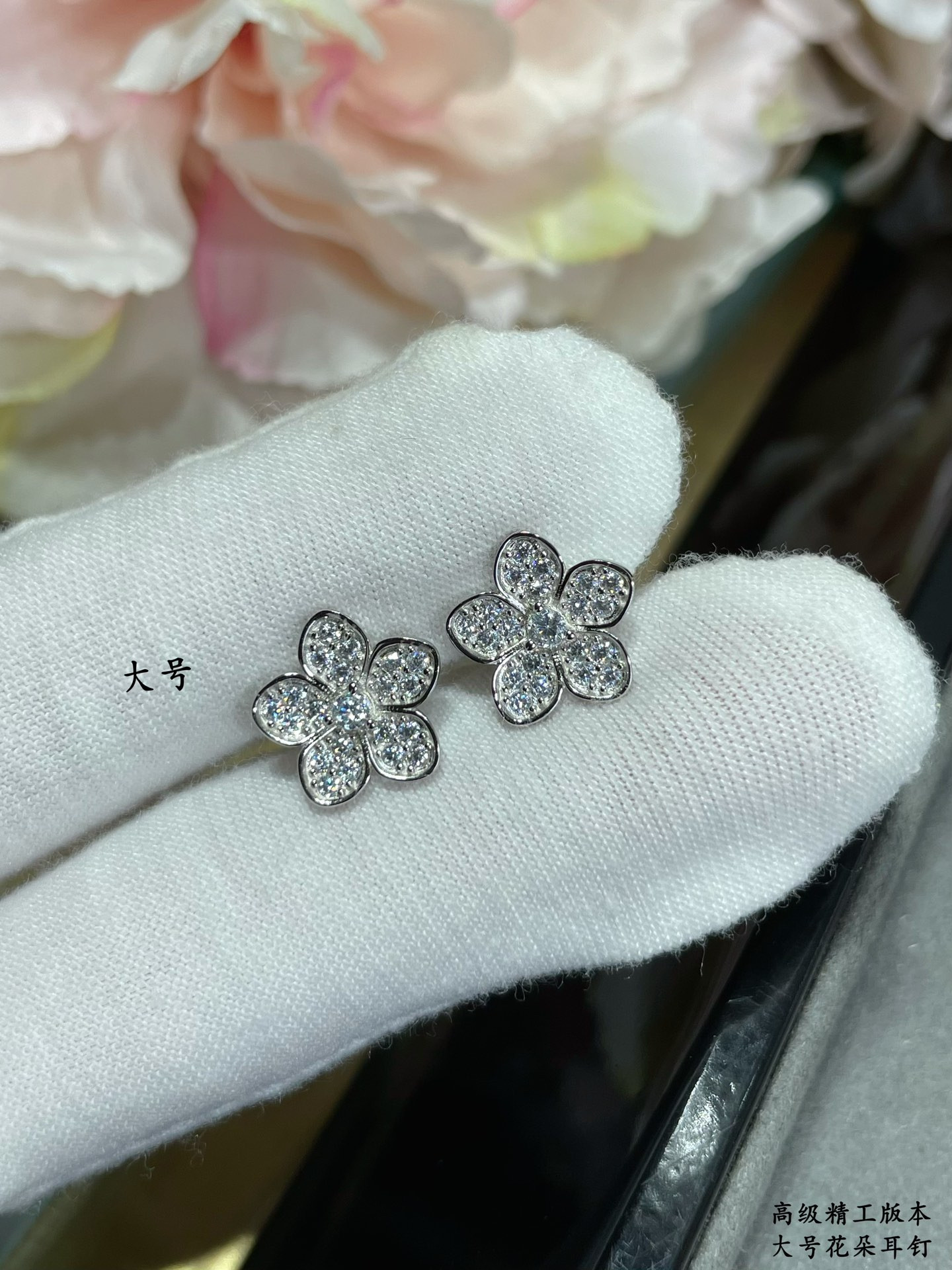 Graff Large flowers Earrings