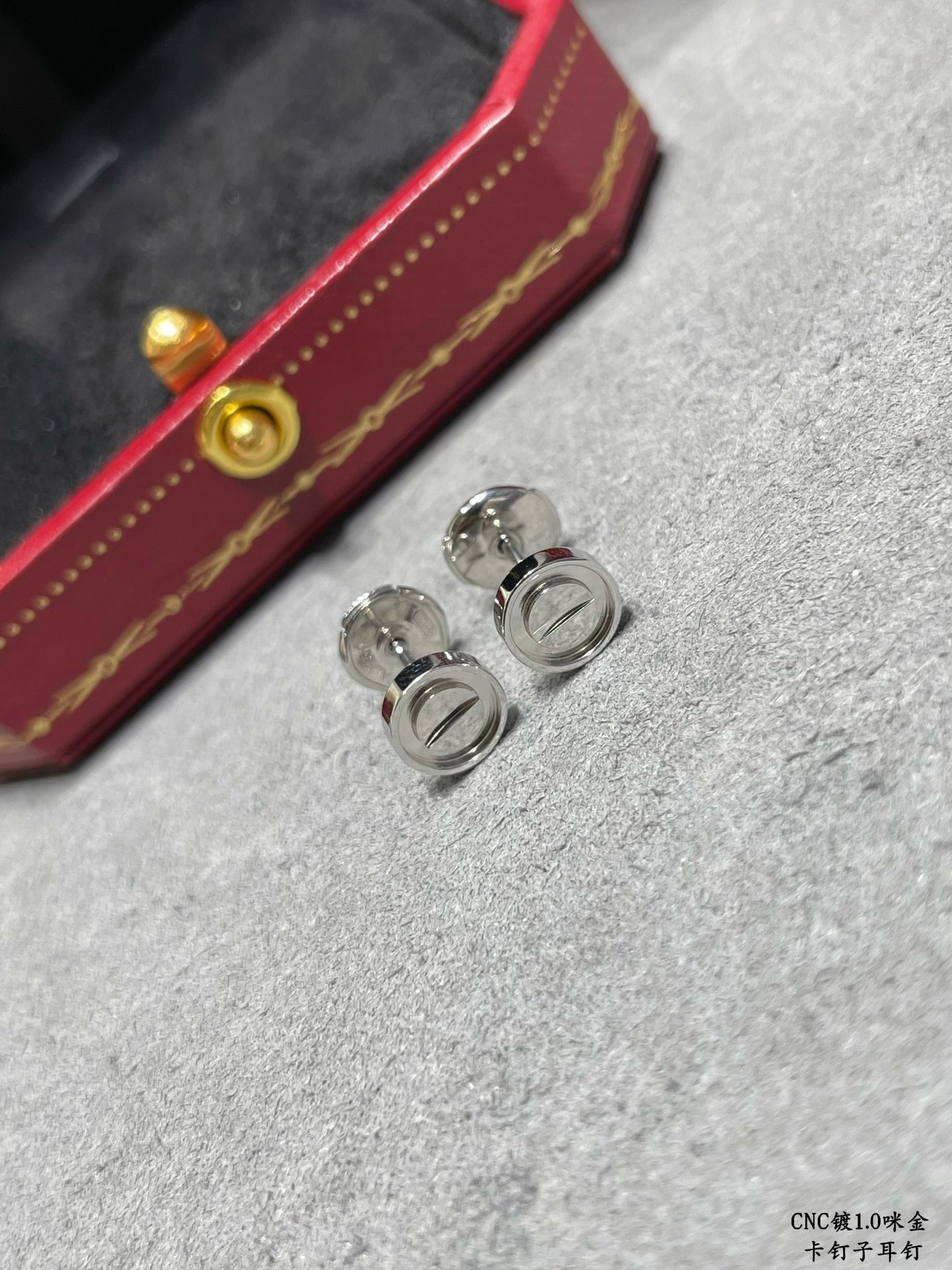 Ca*t*er nail earrings