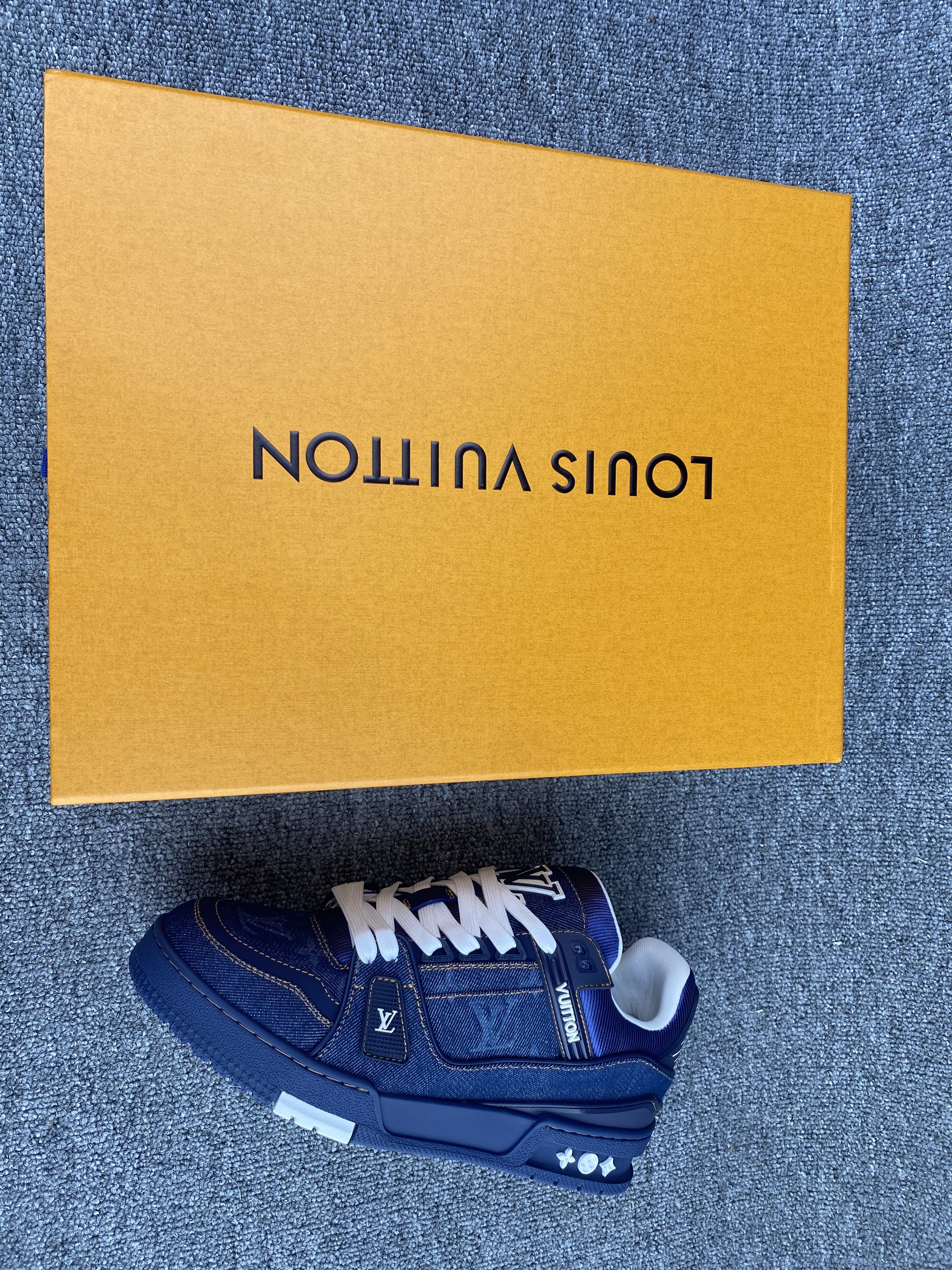 UA LV Trainer Sneaker