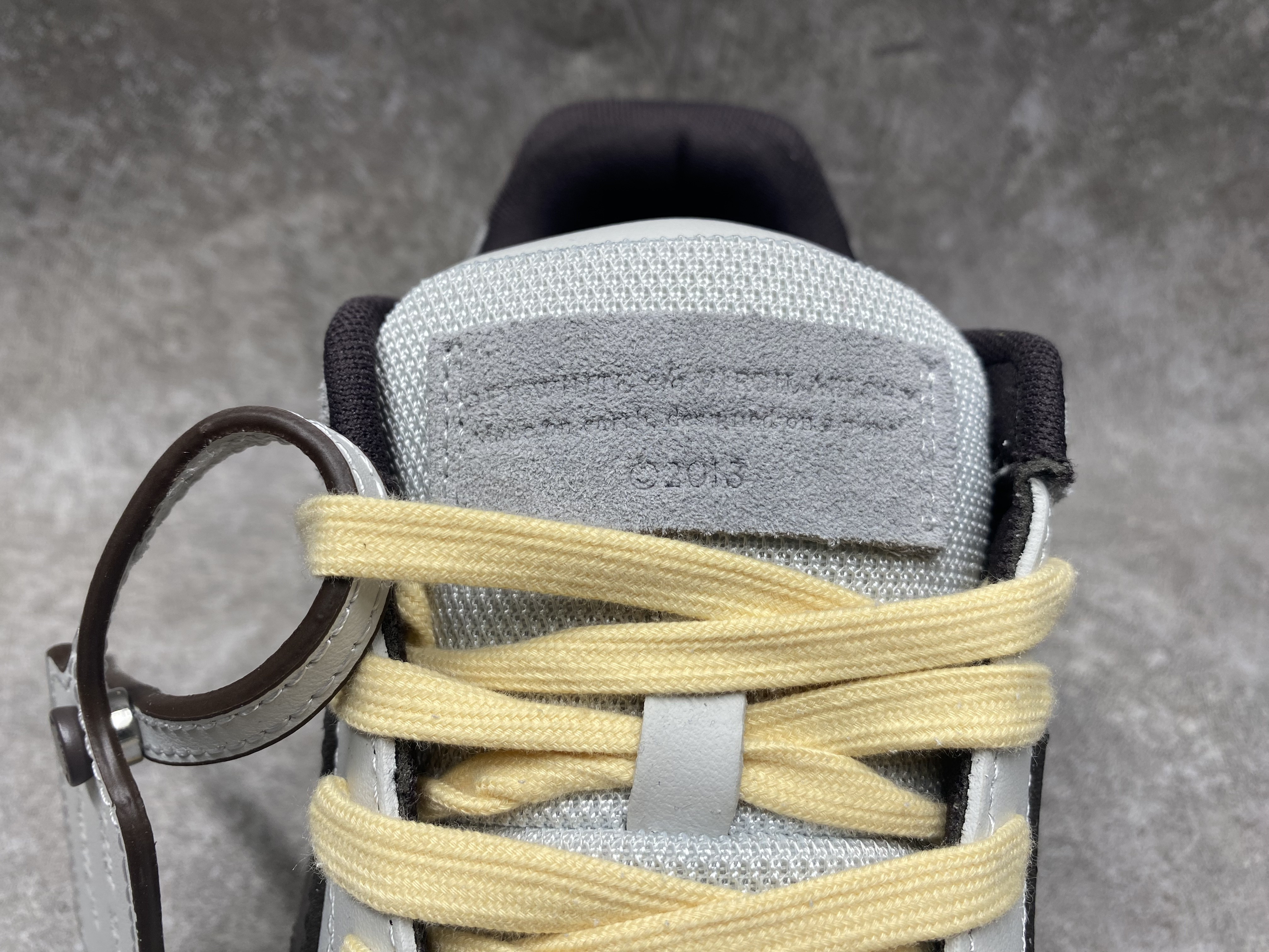 UA OFF-WHITE OUT OF OFFICE LOW