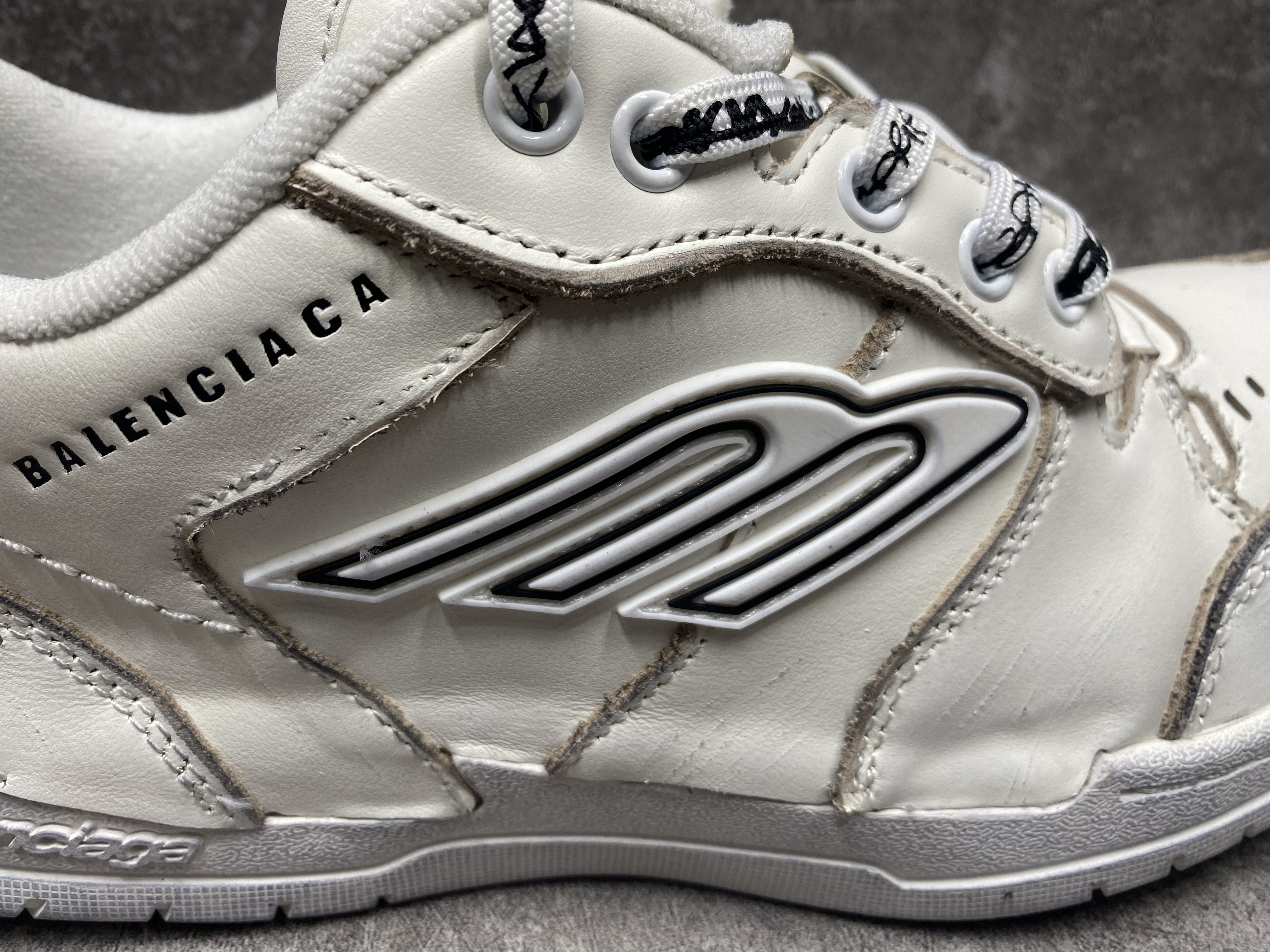 ua Ba*len*cia*ga hamptons medium worn-out sneaker in white(run one size large)