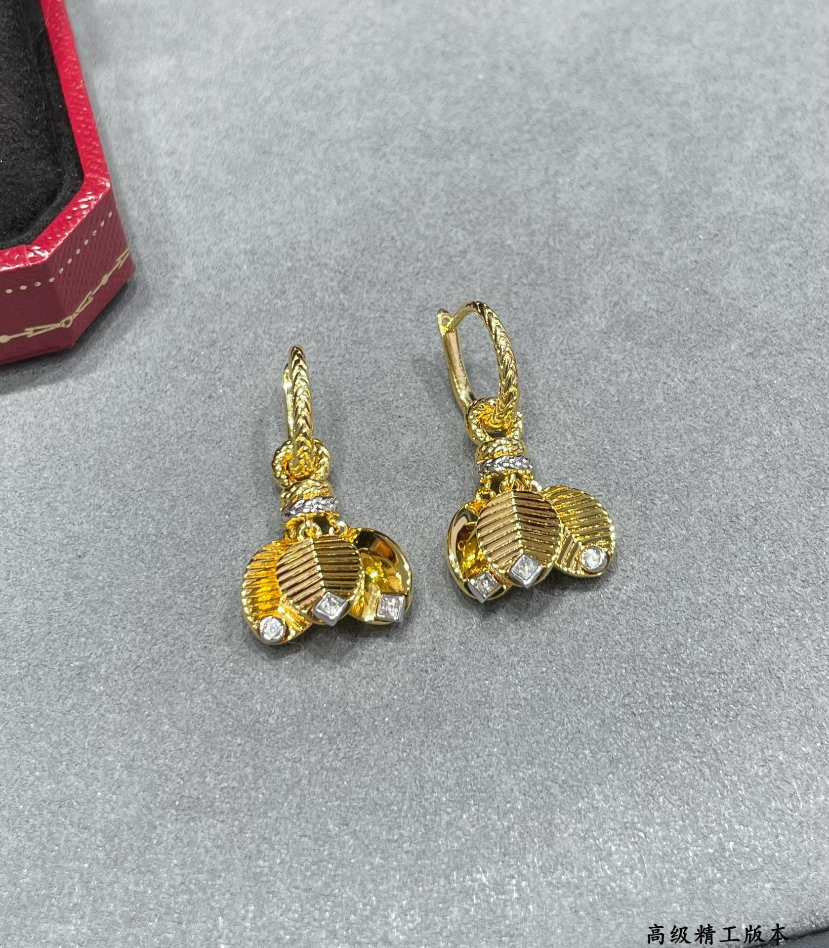 Ca*t*er coffee bean leaf earrings