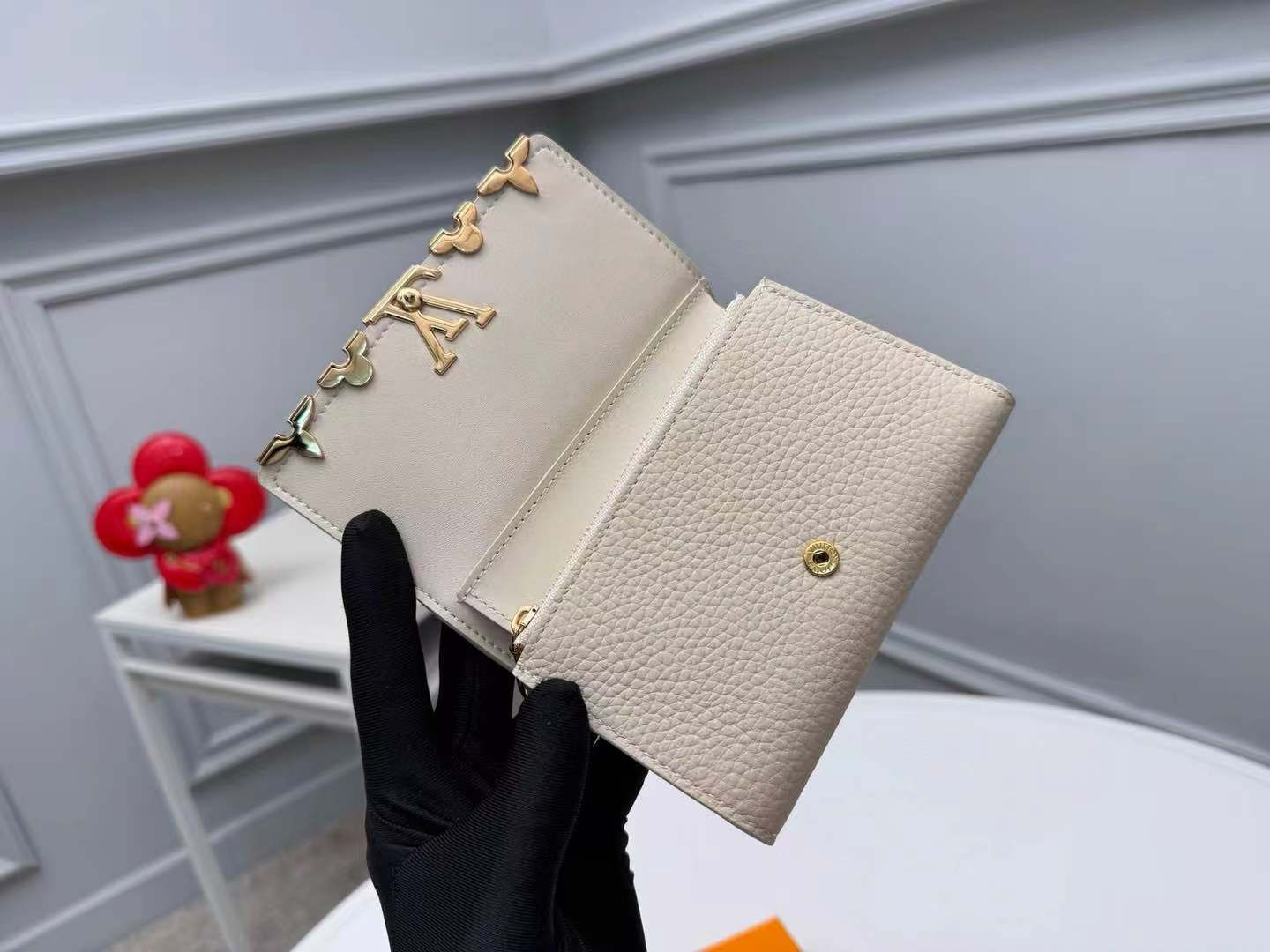 LV Portefeuille Capucines Compact M11363 13.5 x 9.5 x 3 cm