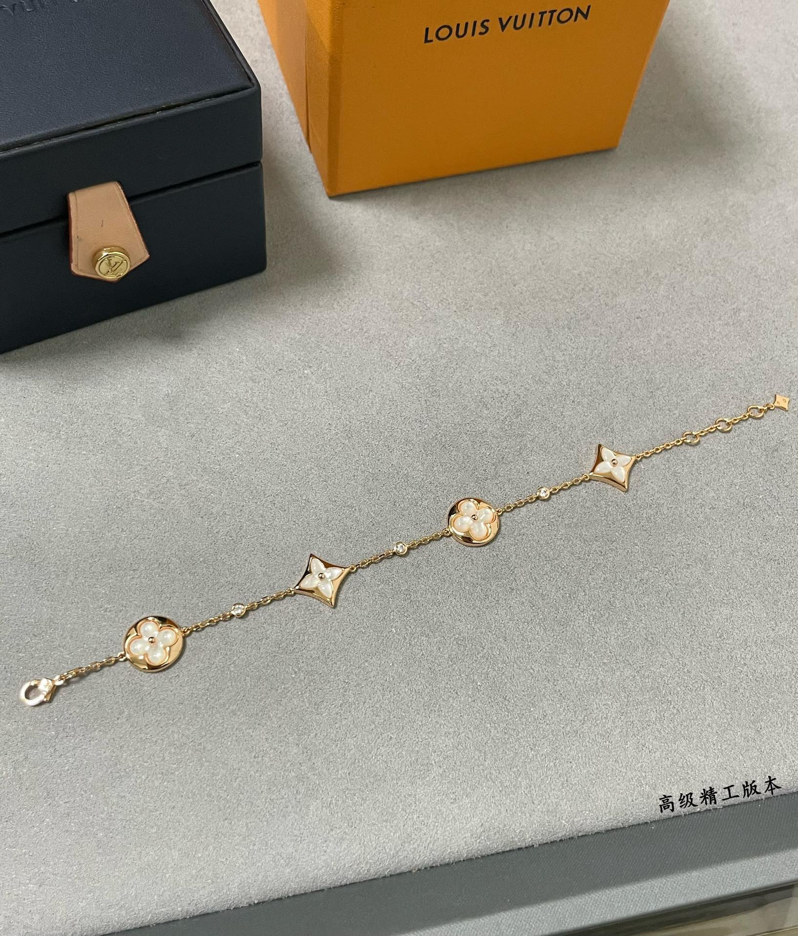 l0*is V*t0n four-flower high-end mother-of-pearl bracelet