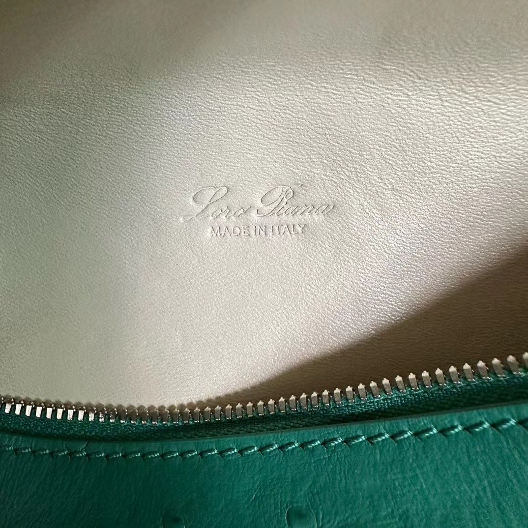 L**o p*ana extra pocket l19 ostrich-grained leather 11x19x6.5cm