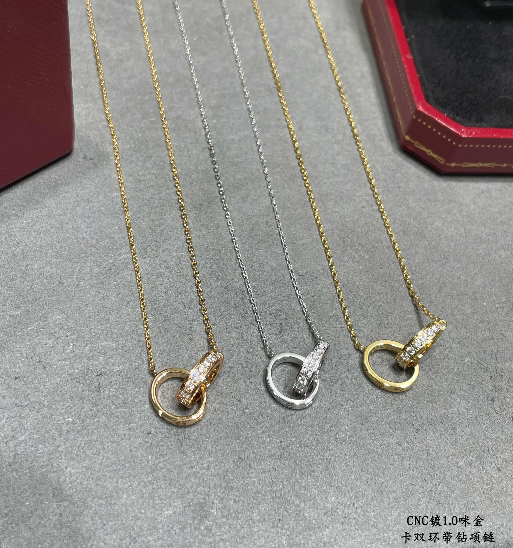 ca*t*er double-loop Di*m*nd necklace