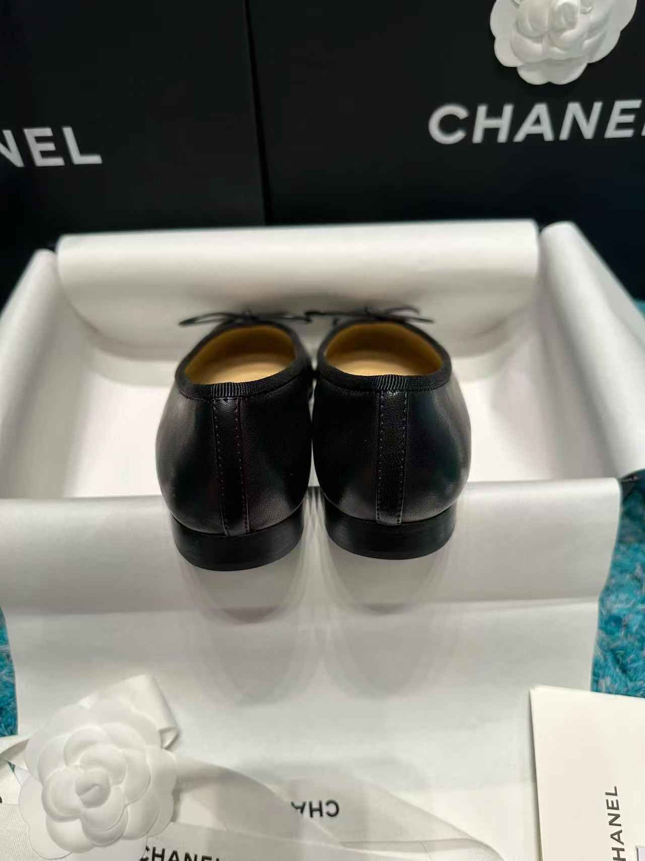 ua Ch*el ballet flats