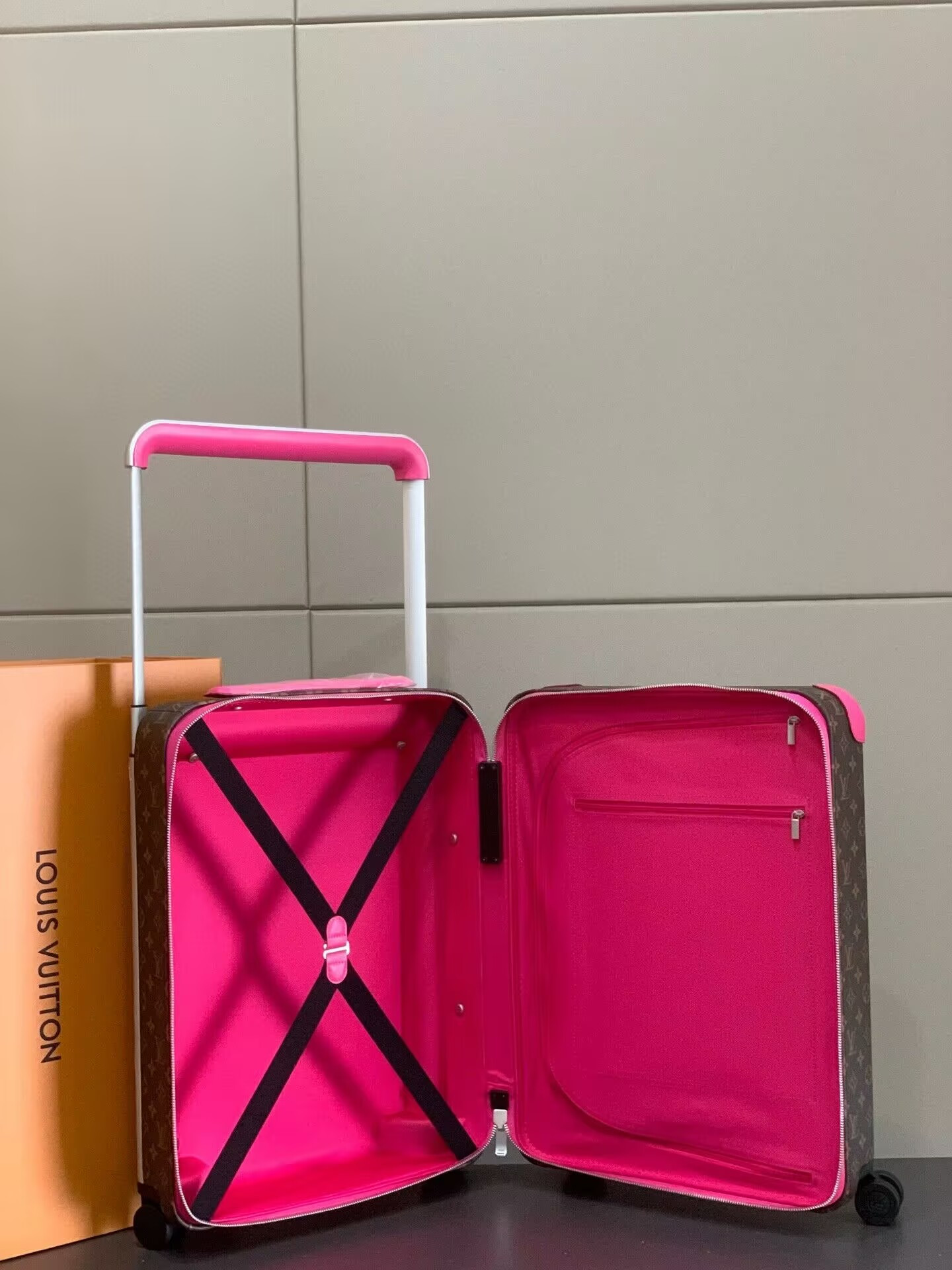 l0*is V*t0n lv horizon 55 colormania fuchsia m46780 15 x 21.7 x 8.3 inches