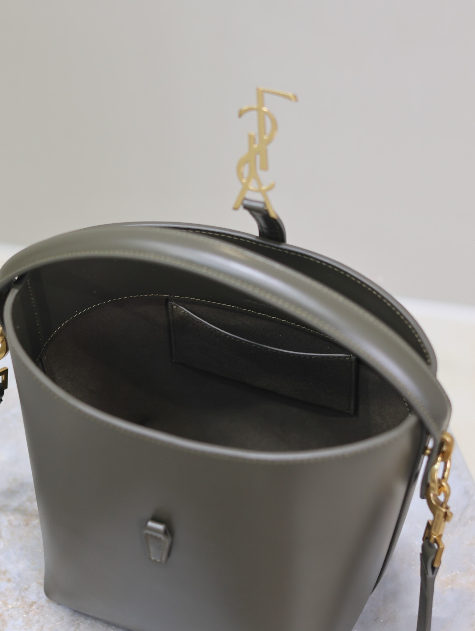 Y*L le 37 in shiny leather 17x20x13cm