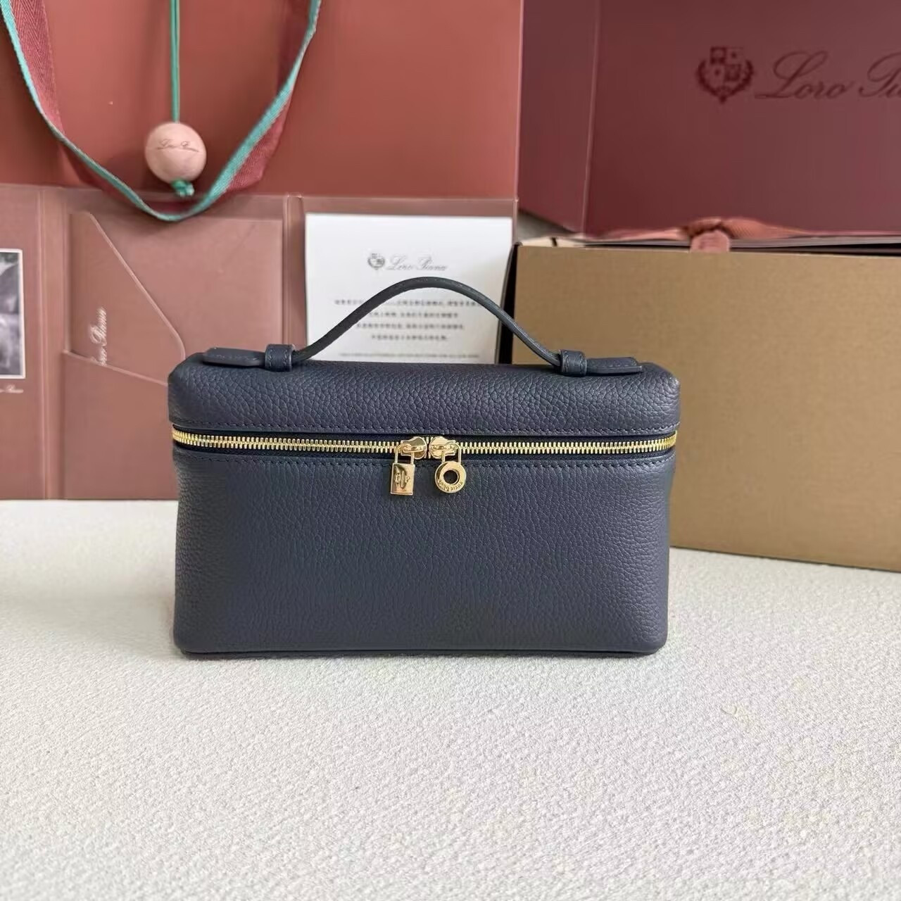 L**o p*ana extra pocket l19 grained calfskin 11 x 19 x 6.5 cm