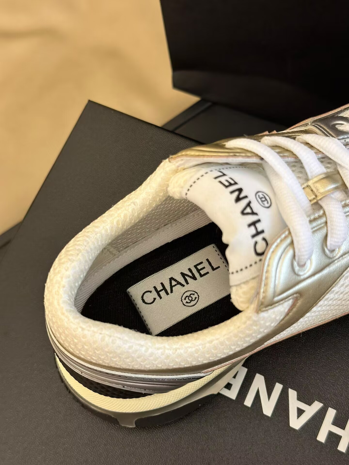 Ch*el cc runner gold laminate