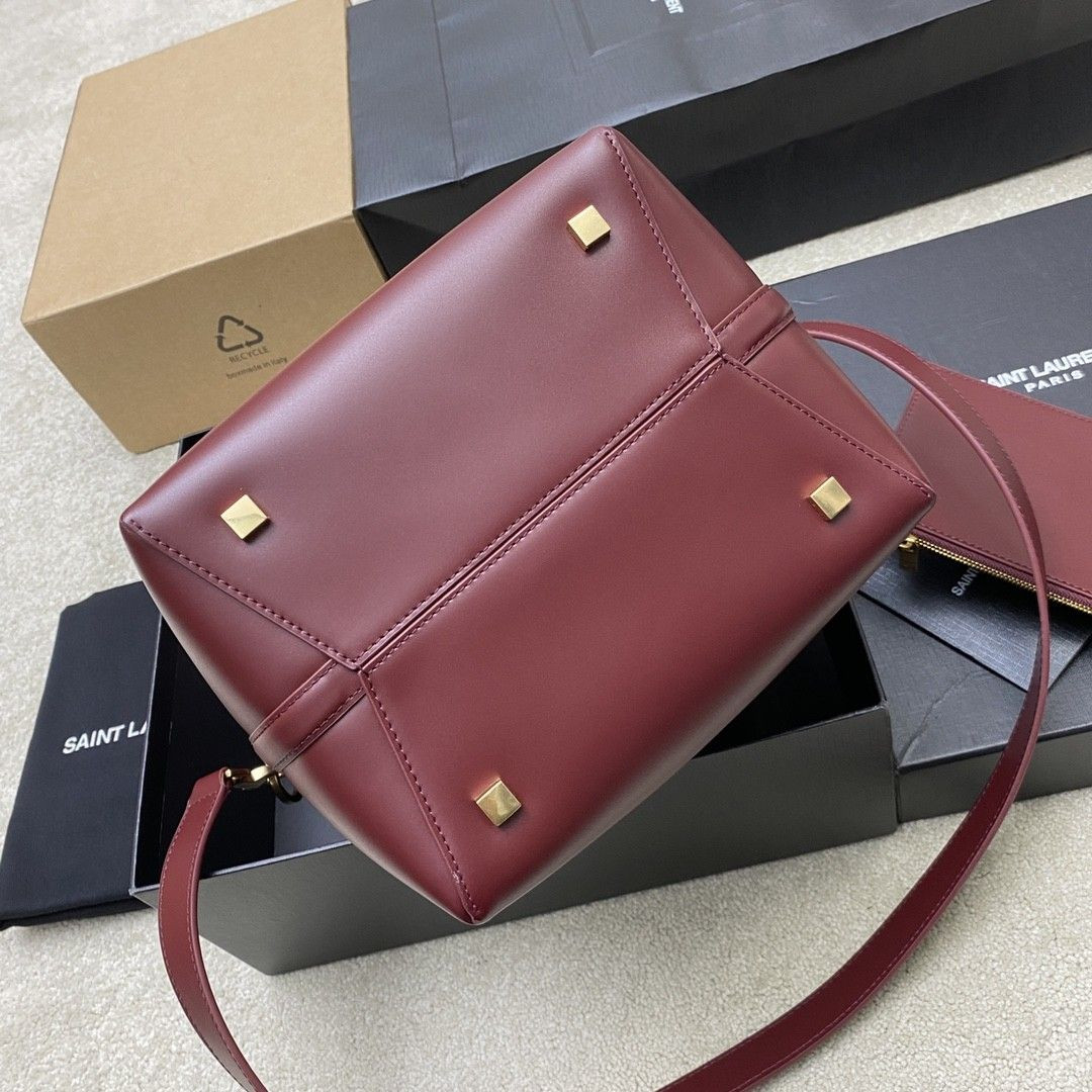 Y*L le 37 in shiny leather 26x20x12cm