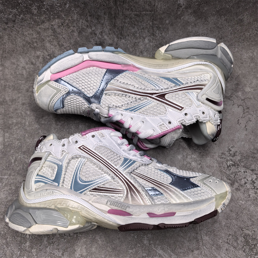 ua Ba*len*cia*ga runner sneaker