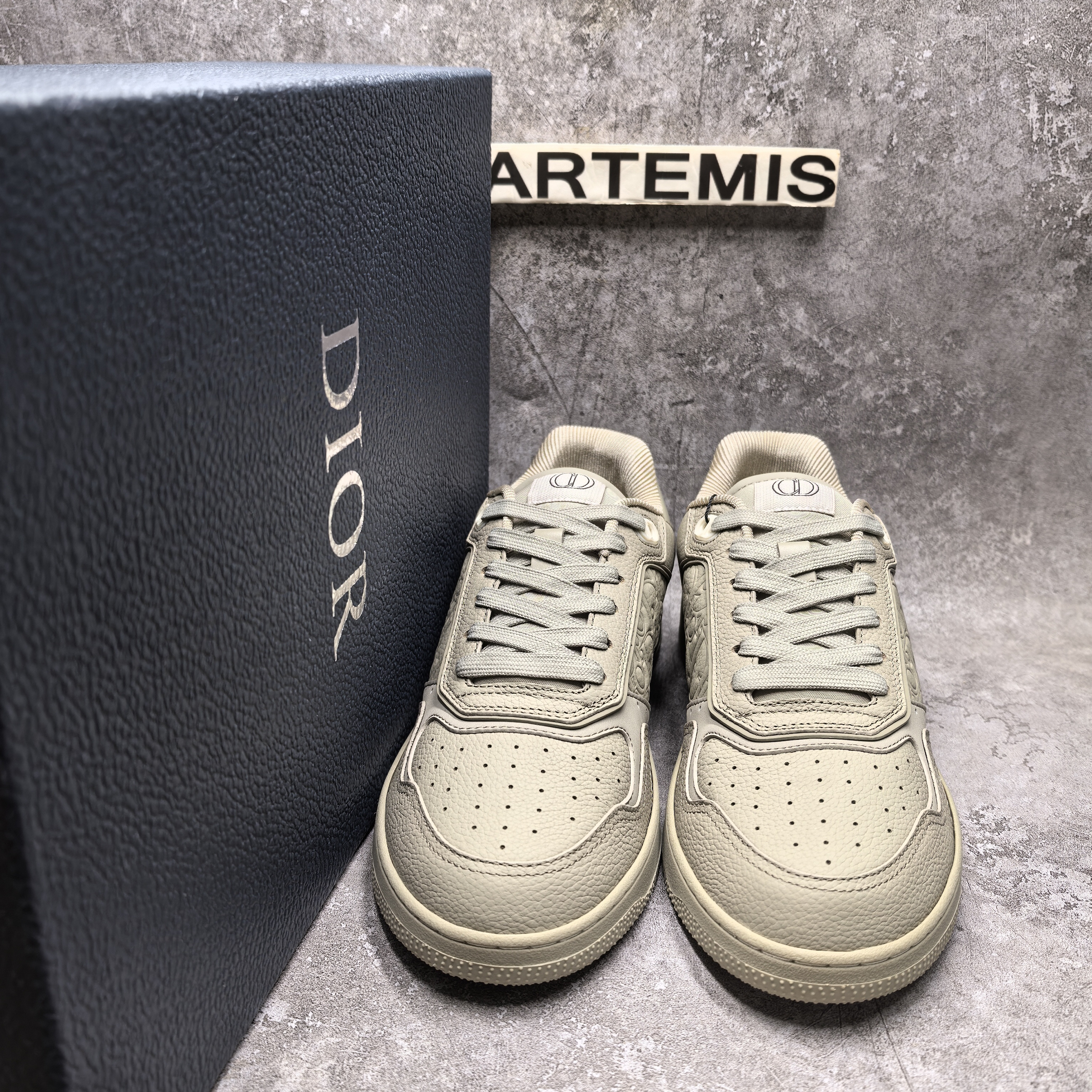 ua D*or sneaker