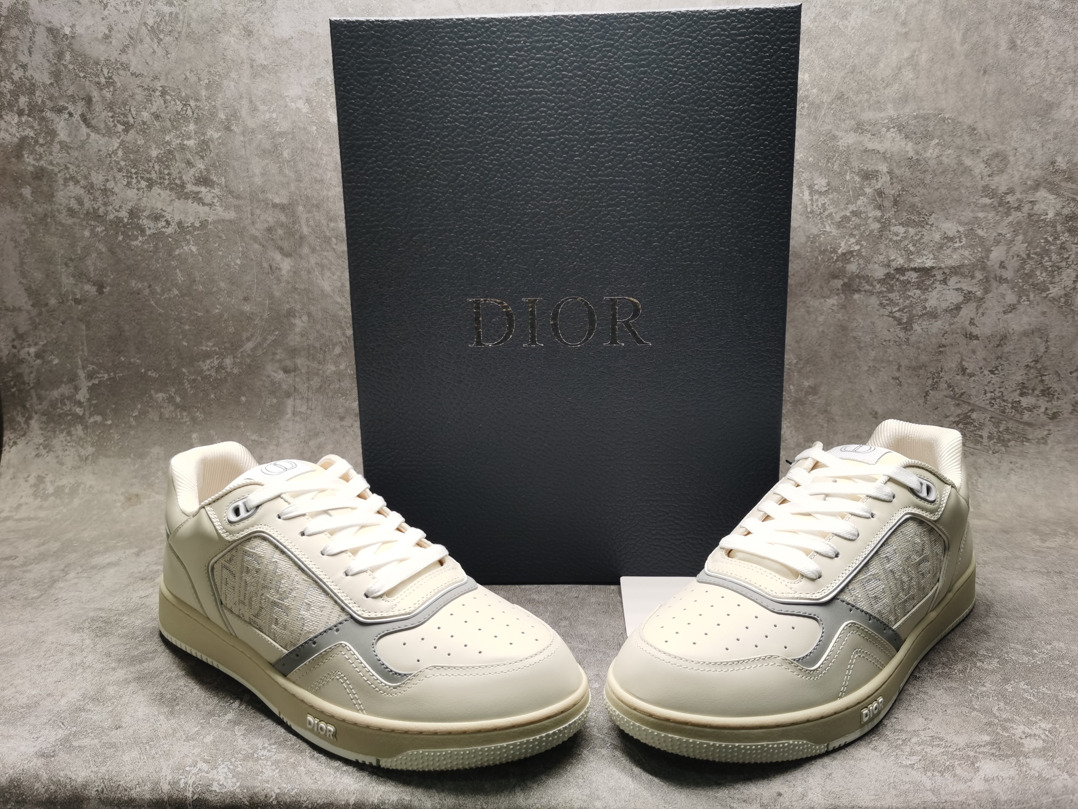 ua D*or sneaker