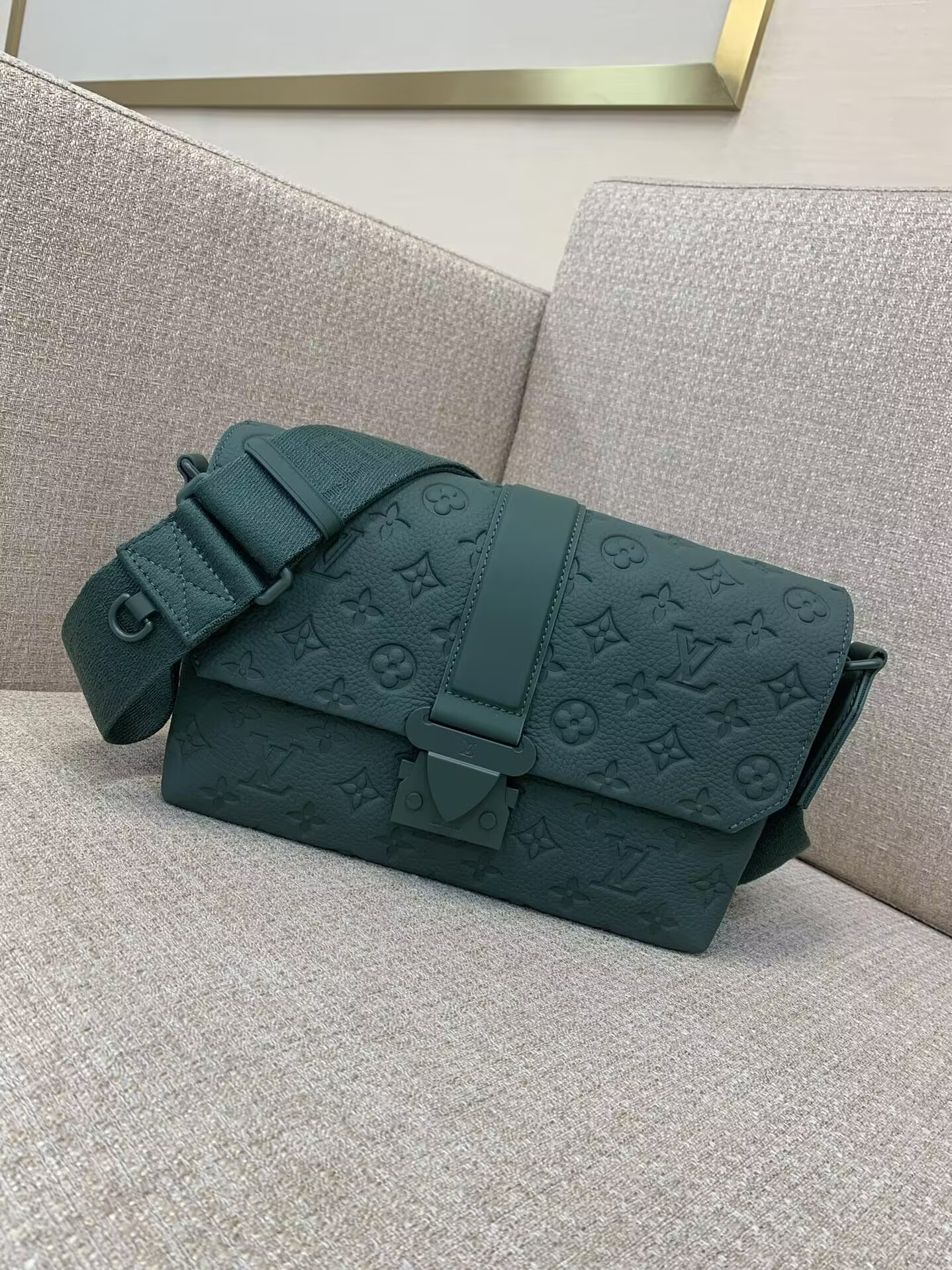 LV M24439 S-Cape Messenger