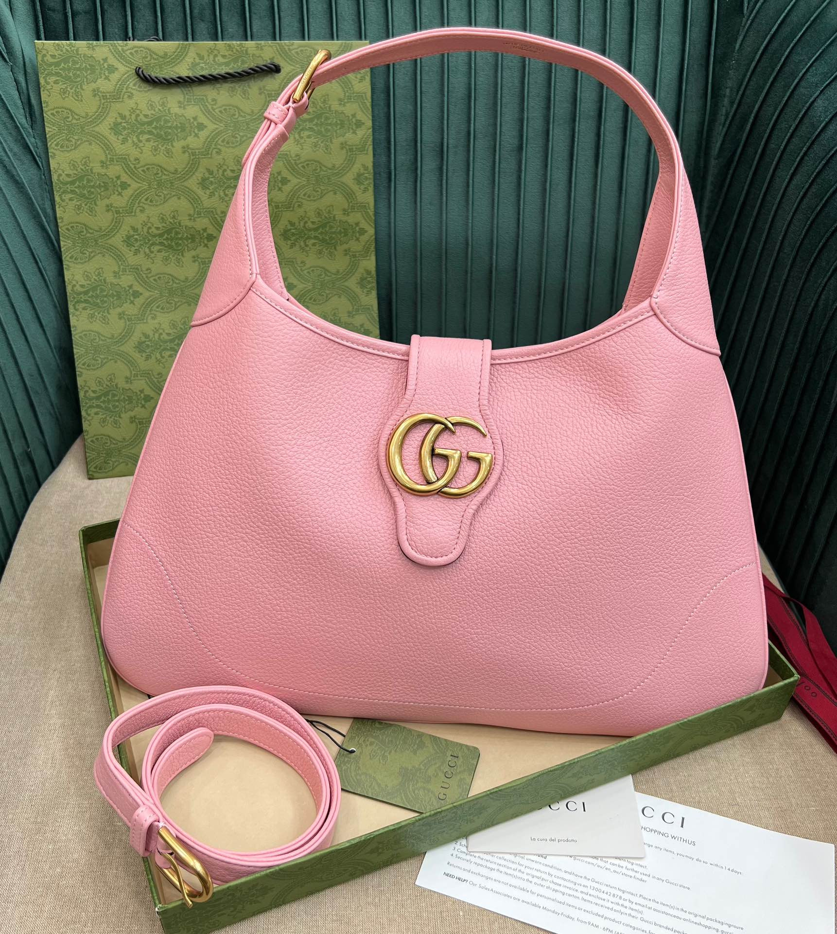G*u*i aphrodite medium shoulder 15.3x 15x 8 inches