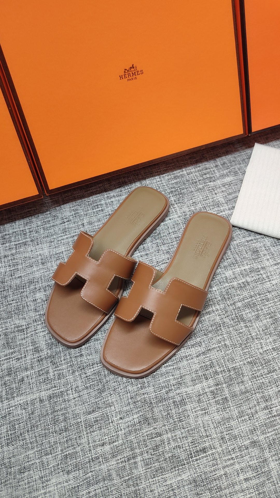ua H**me5 oran sandal