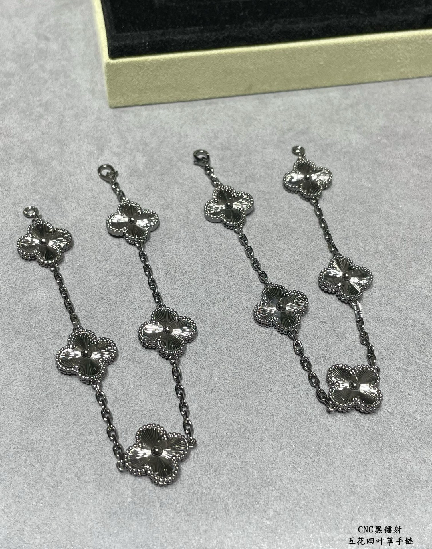V*N CL*F & arpels bracelet