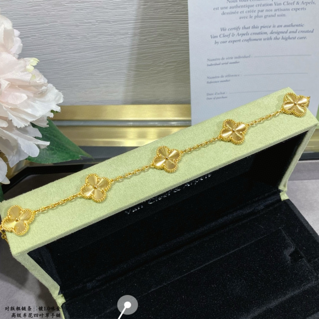 V*N CL*F & arpels bracelet