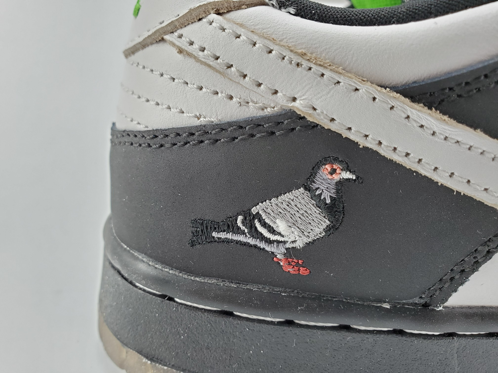 Nike SB Dunk Low Staple Panda Pigeon