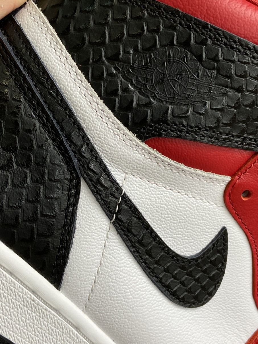 Air Jordan 1 Retro High Satin Snake Chicago