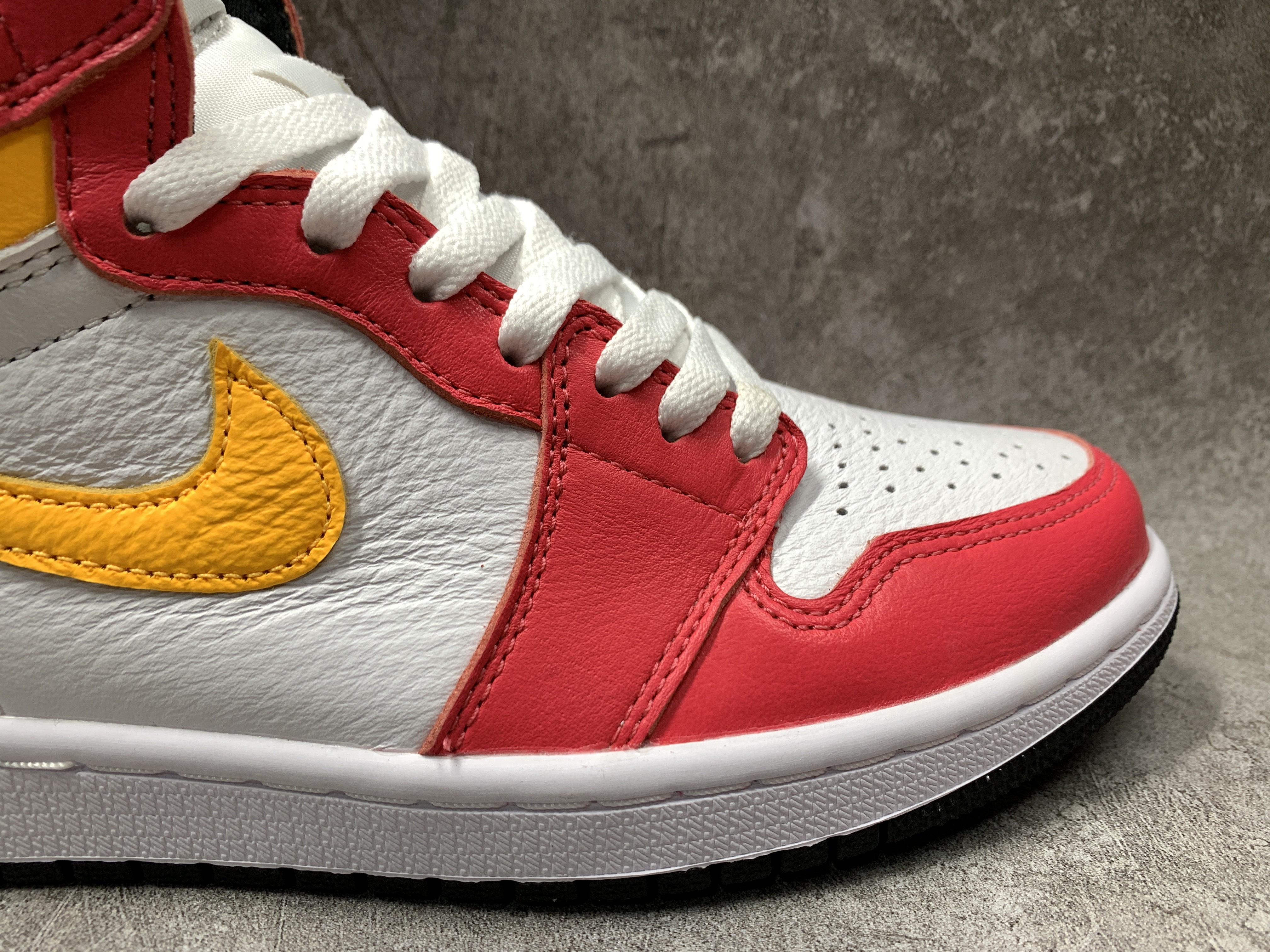 Air Jordan 1 Retro High OG Light Fusion Red