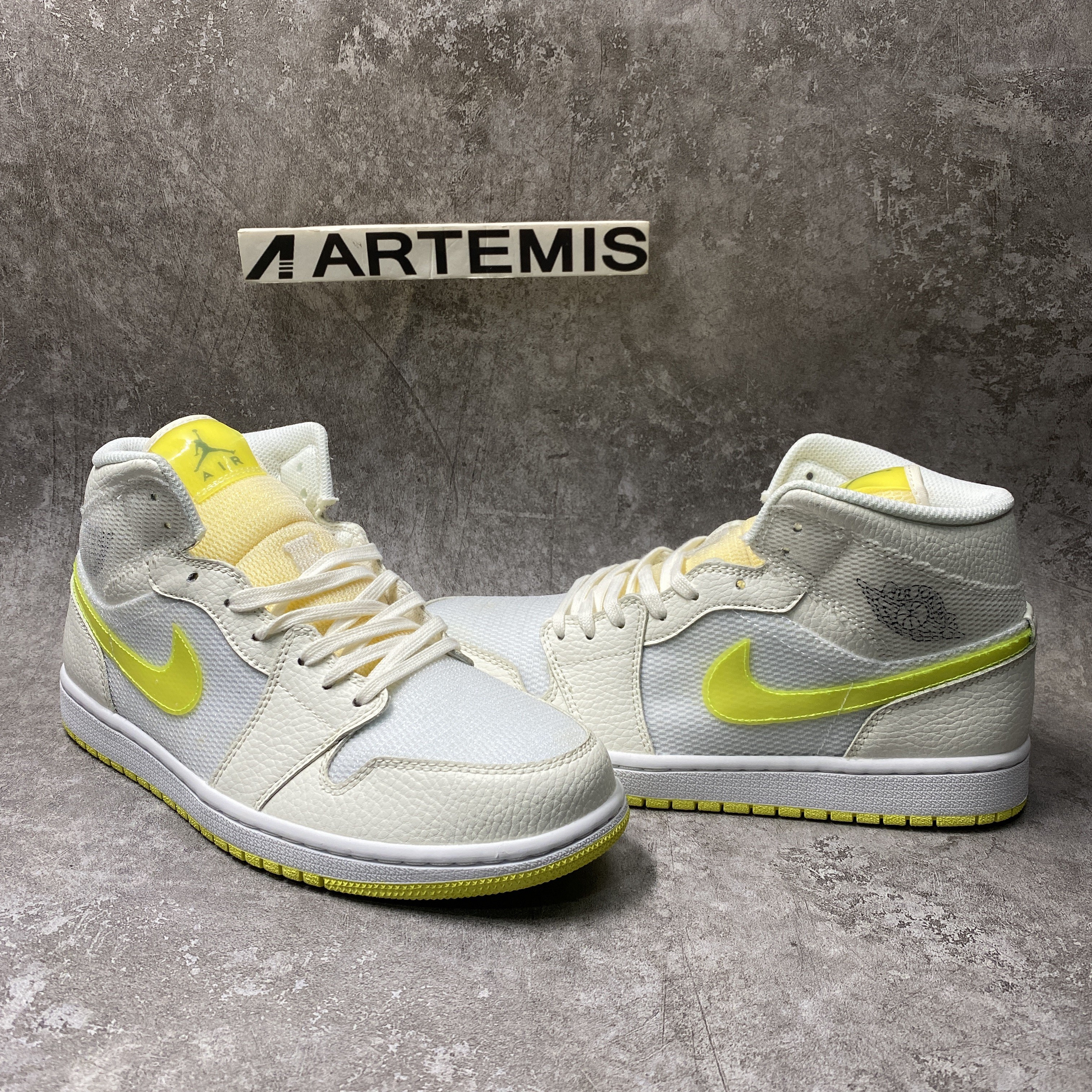 Air Jordan 1 Mid SE Voltage Yellow