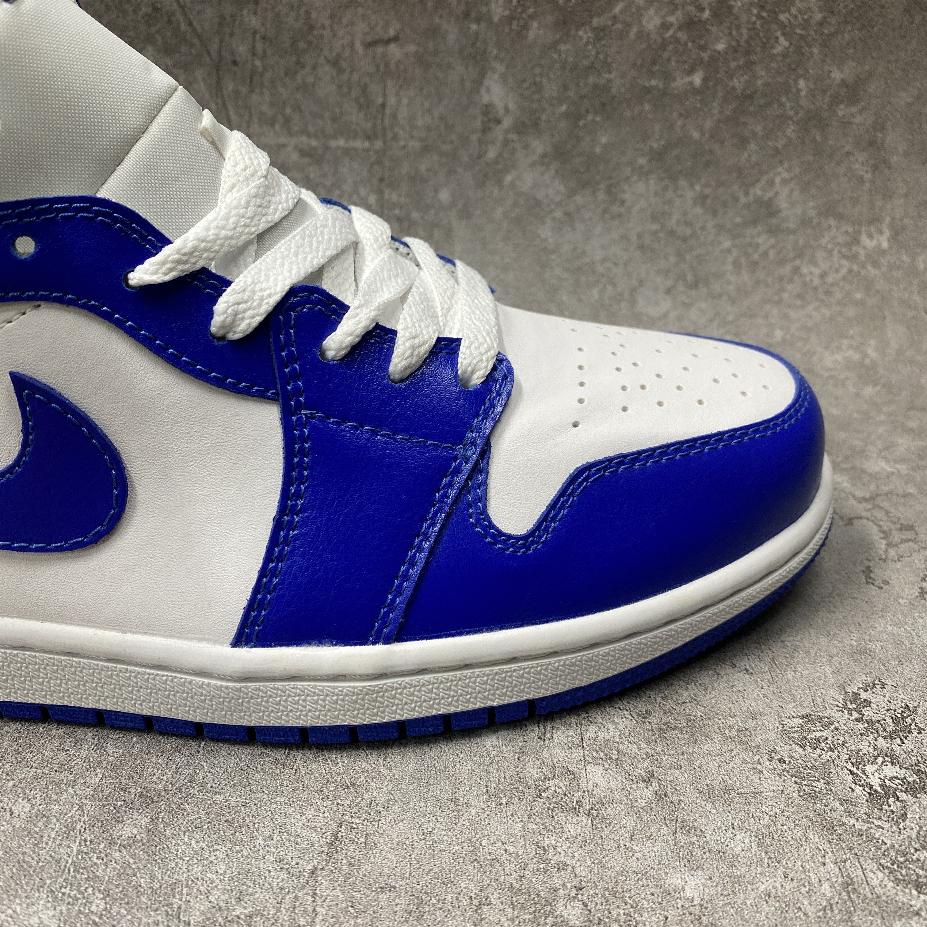 Air Jordan 1 Mid Kentucky Blue