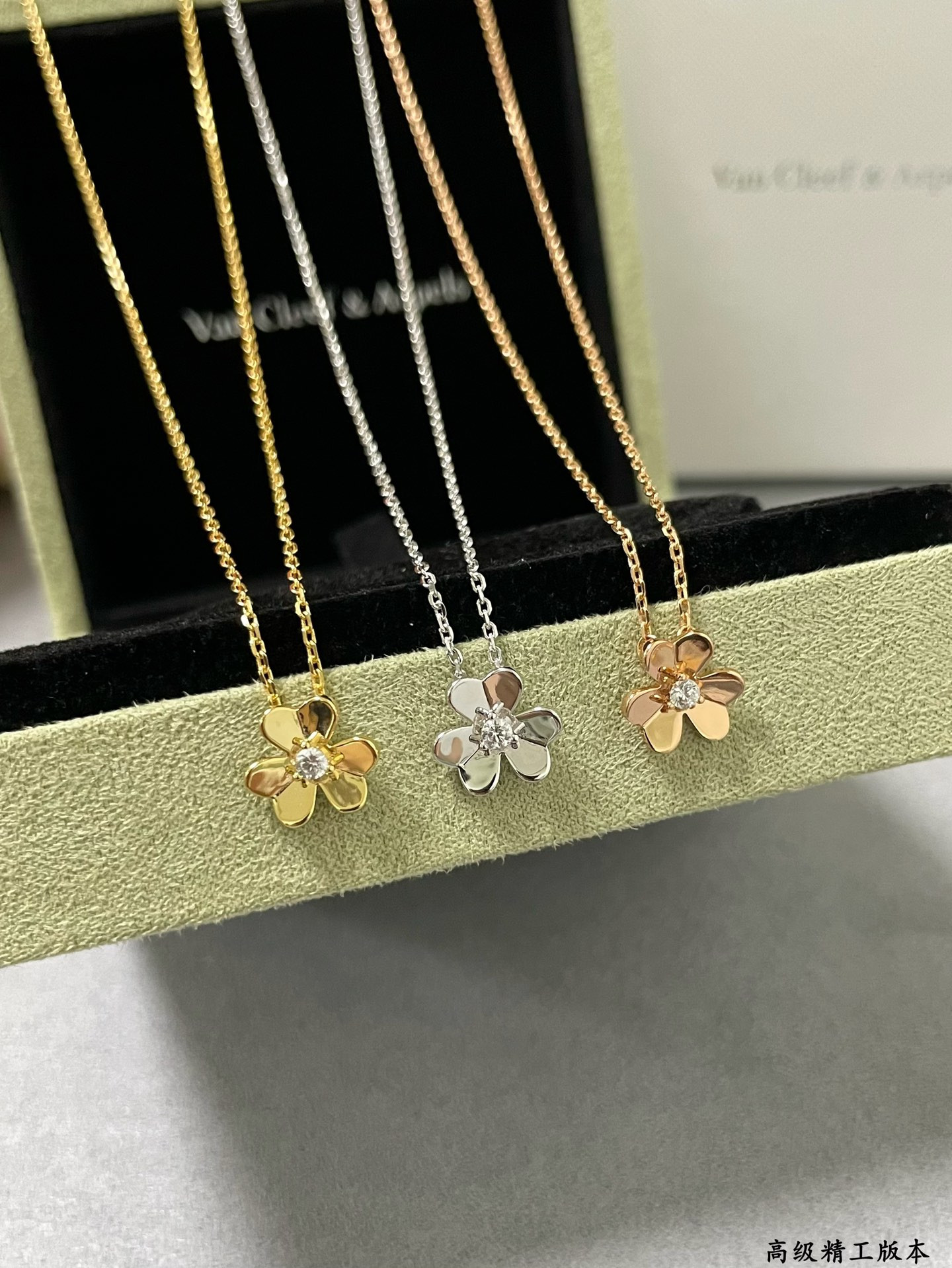 V*N CL*F & arpels mini clover necklace