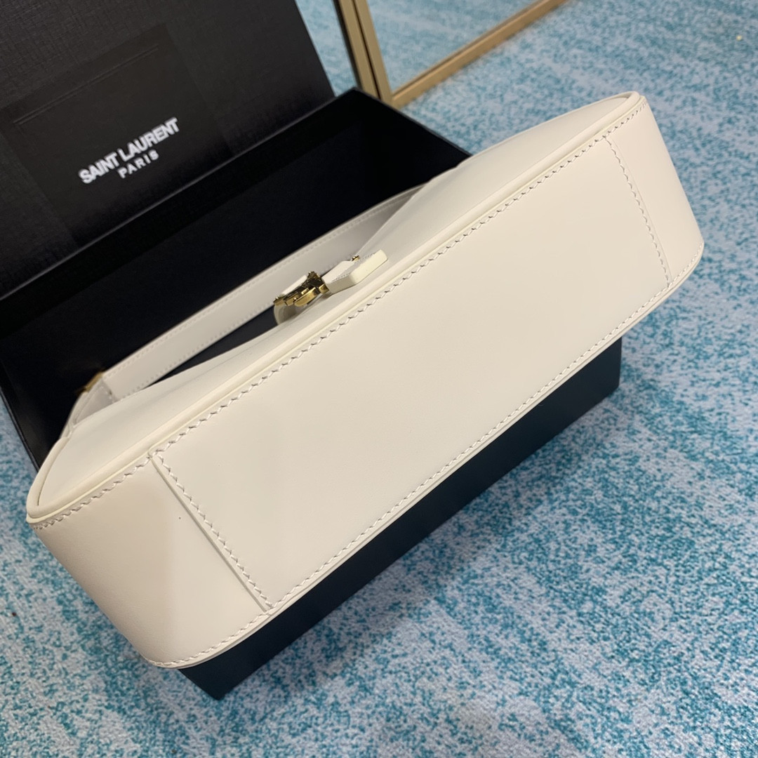 Y*L le 5 À 7 in smooth leather blanc vintage 23 x 16 x 6.5 cm