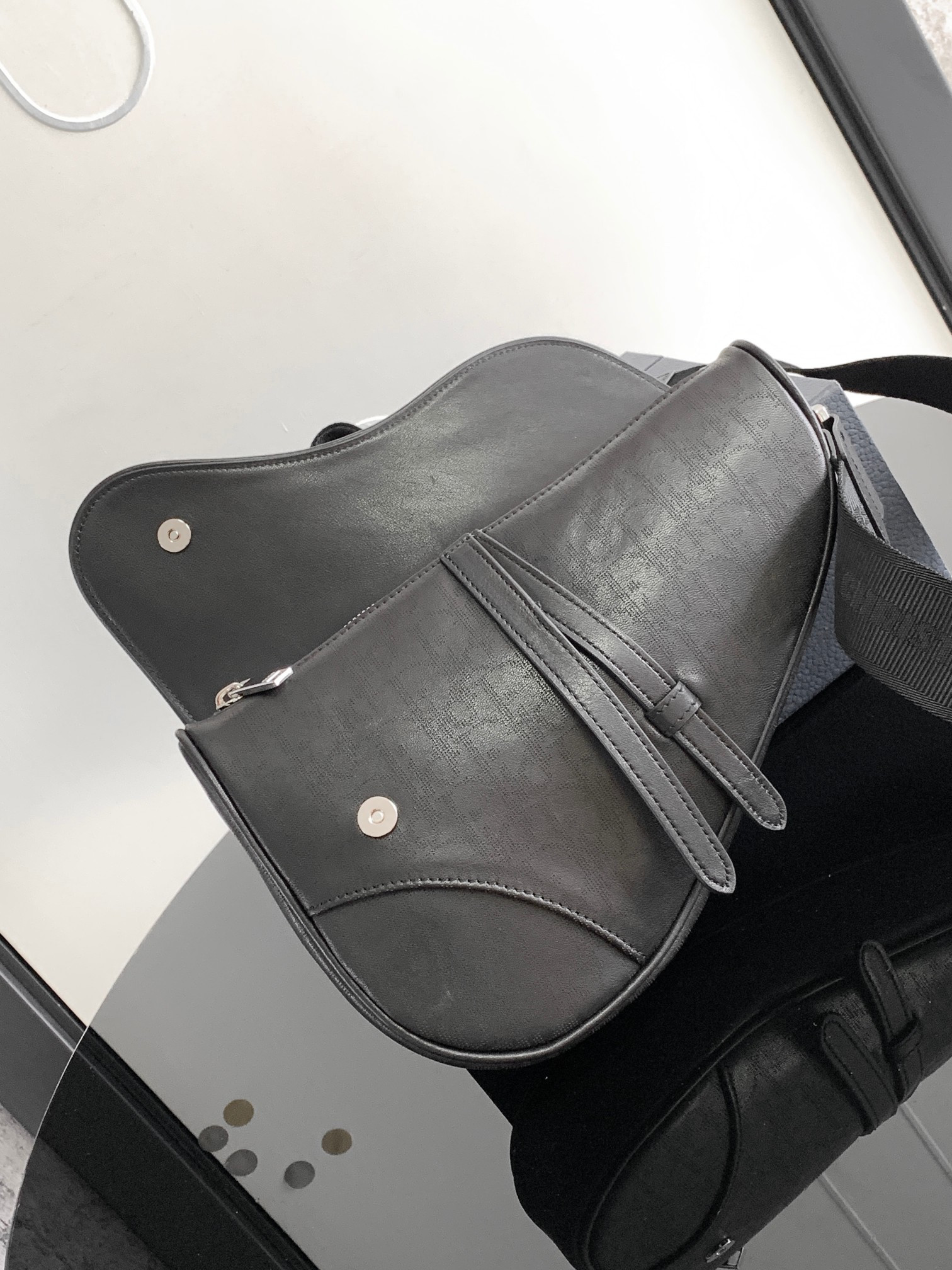 ch**an D*or D*or homme bags leather black 26 x 19 x 4.5 cm