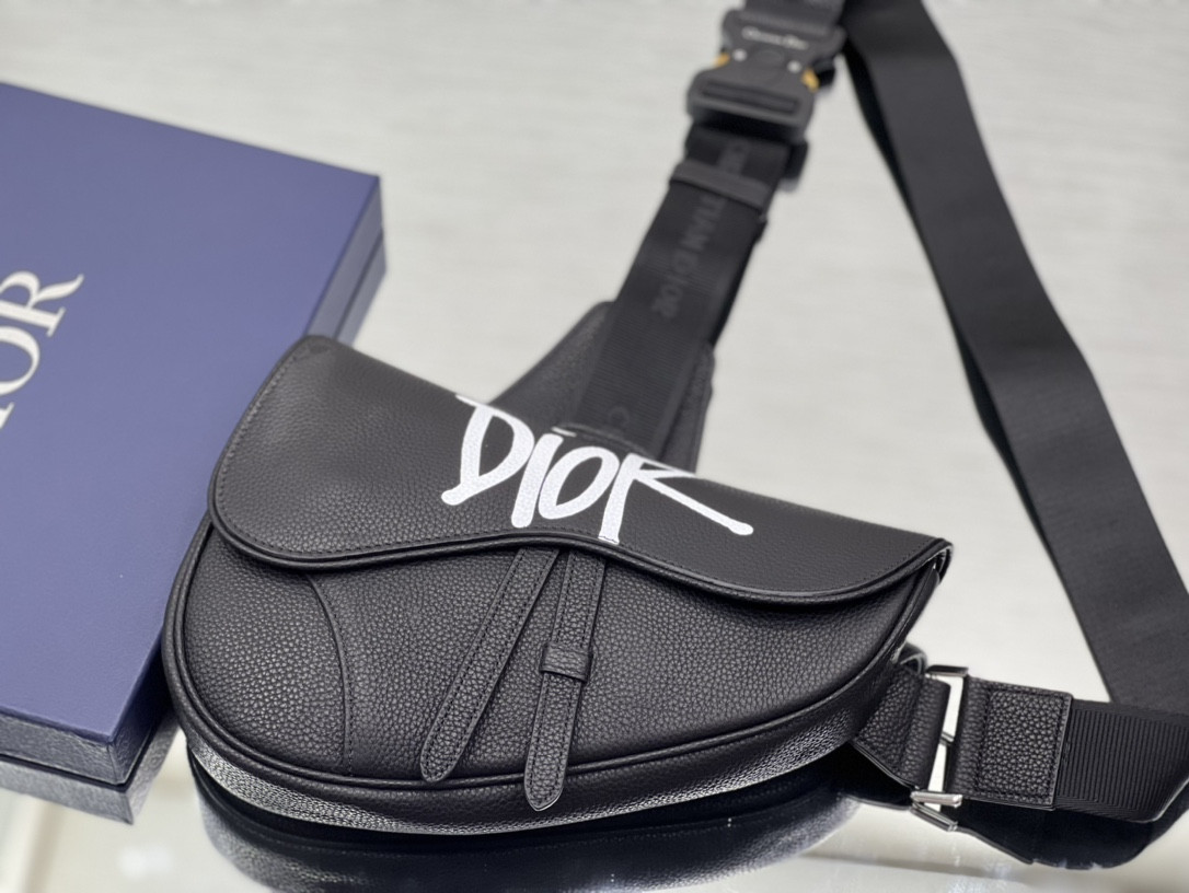 ch**an D*or x shawn stussy grained calfskin saddle 26 x 19 x 4.5 cm