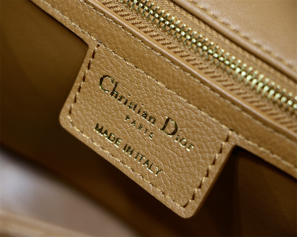 medium d*or caro bag caramel S*pple cannage calfskin 25.5 x 15.5 x 8 cm