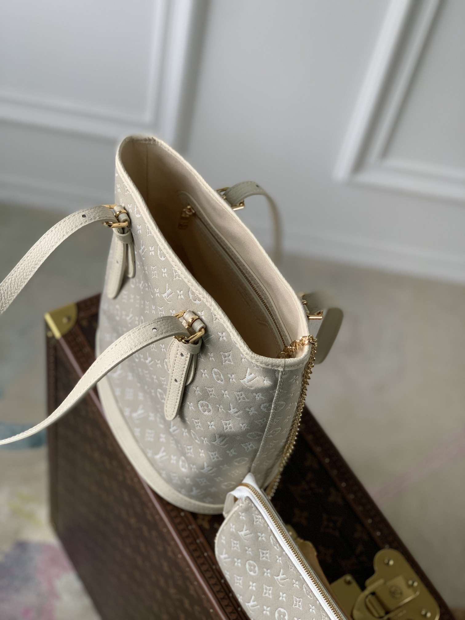 LV PETIT BUCKET white