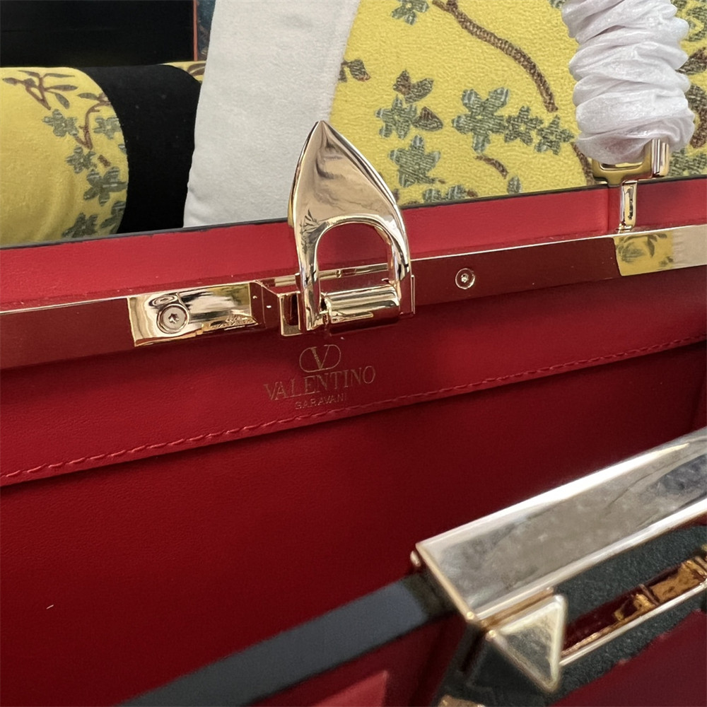 Va1e*ntin0 garavani rockstud23 smooth calfskin handbag red