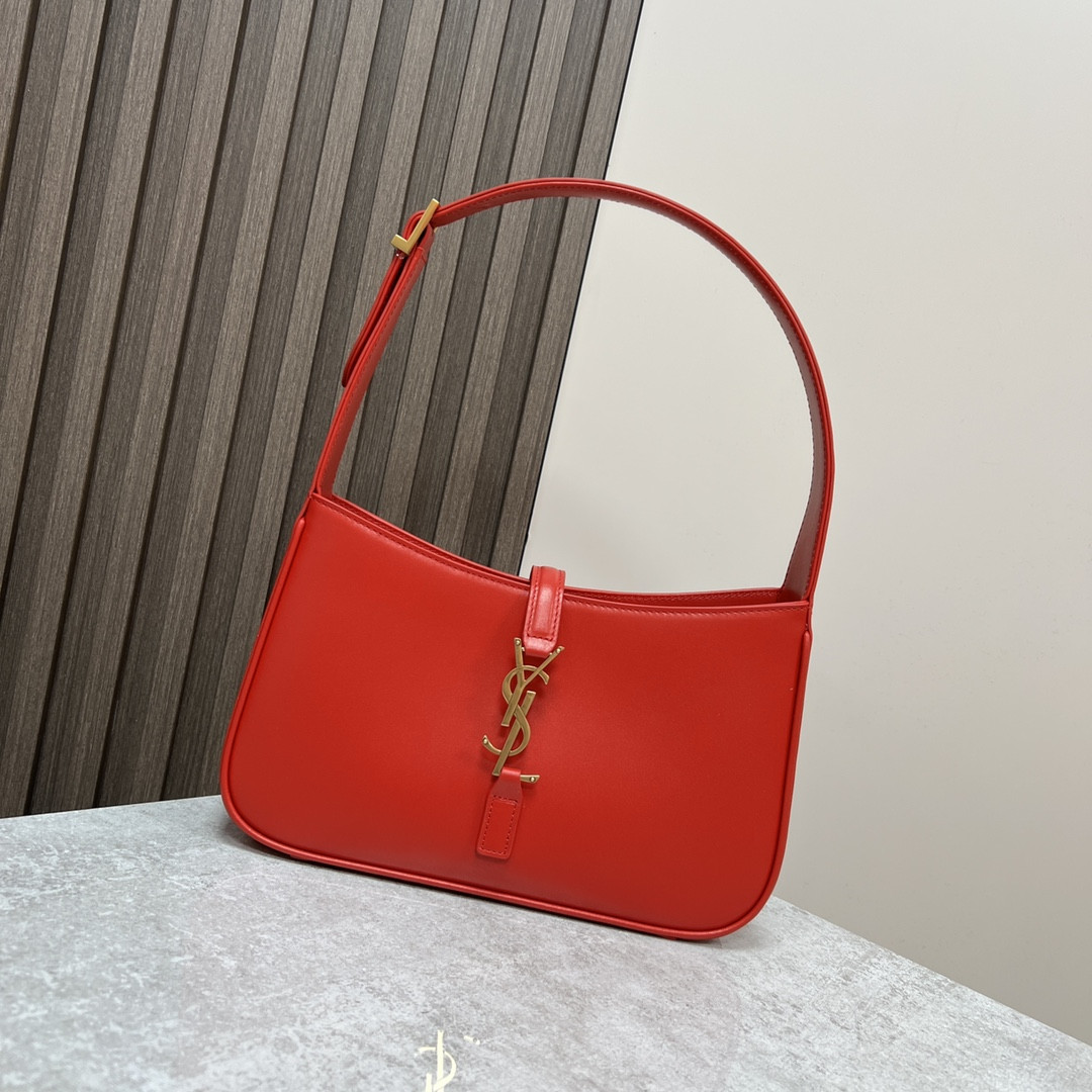 Y*L le 5 À 7 in smooth leather shiny red 9 x 6.3 x 2.5 inches