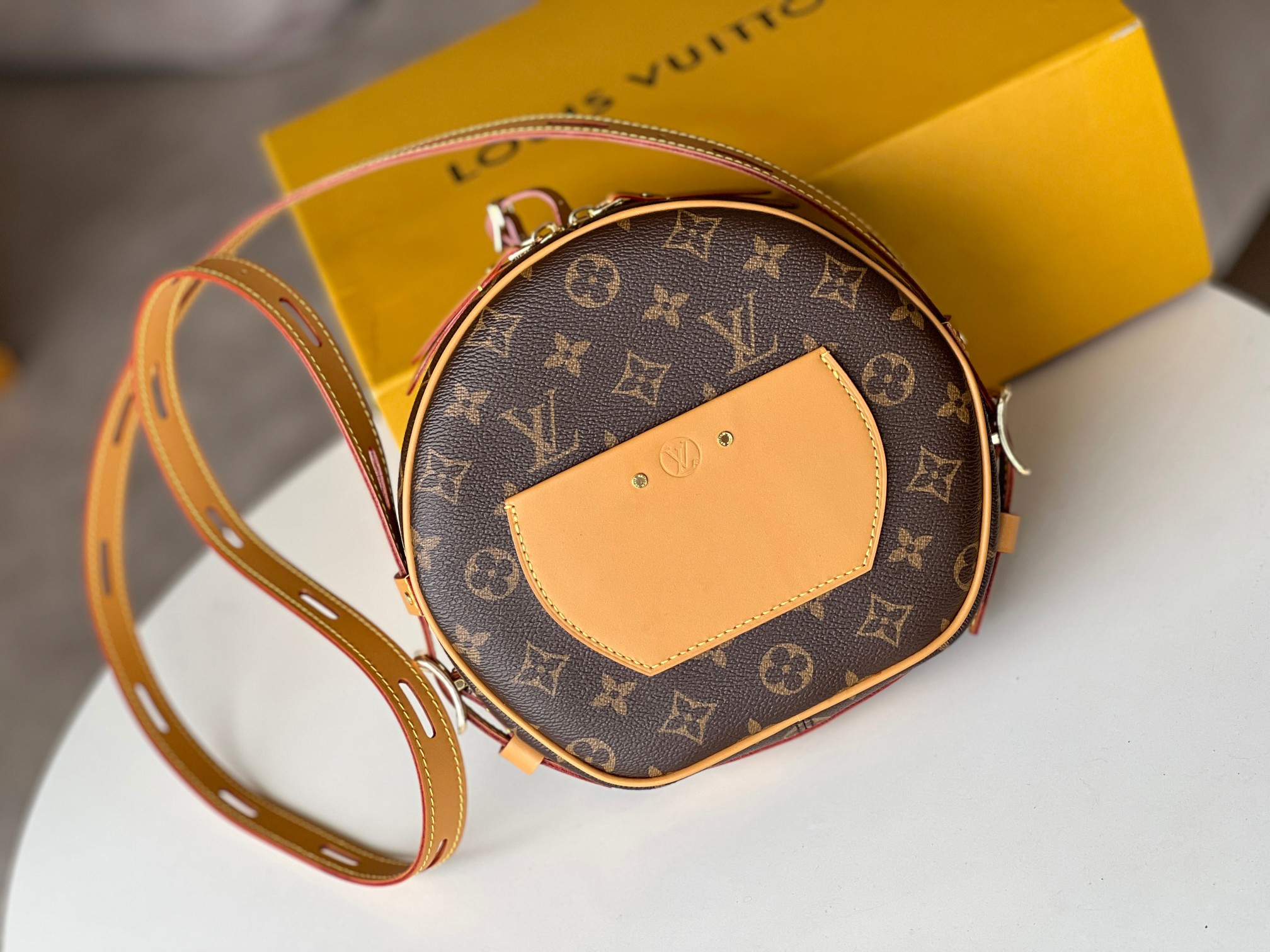LV BOITE CHAPEAU SOUPLE M52294