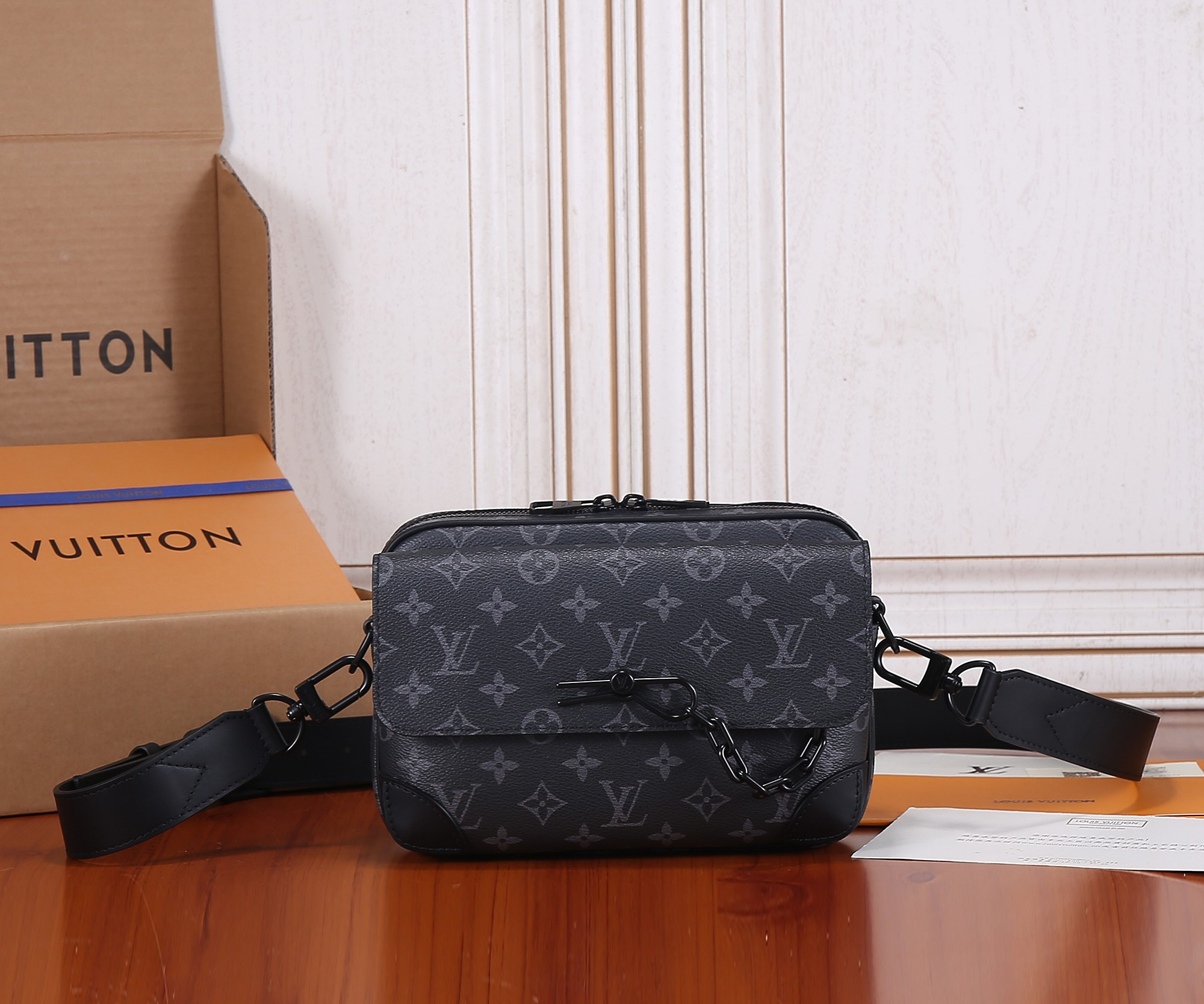 LV M4679 Steamer Messenger 24 x 17 x 5 CM