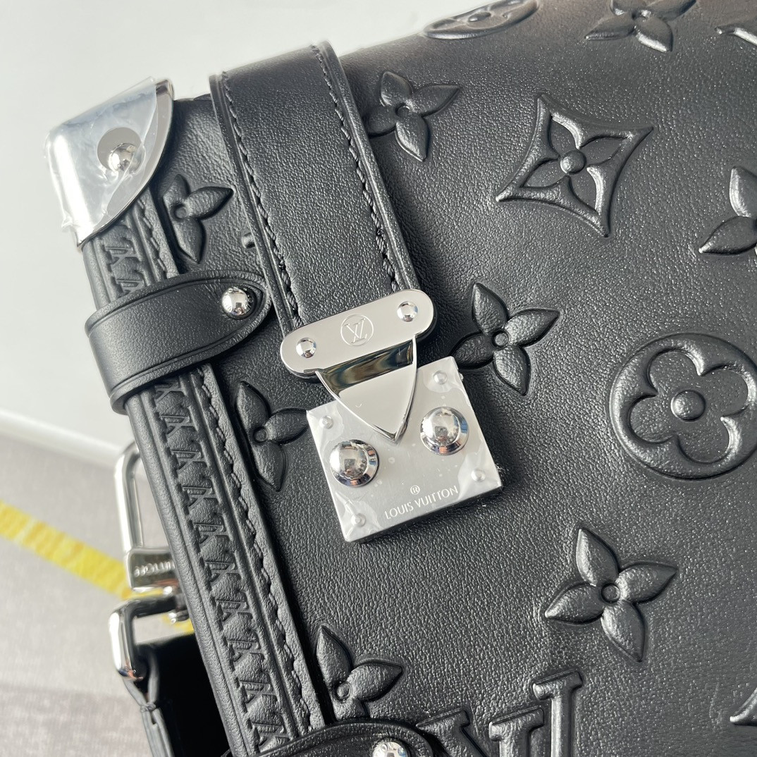 LV M21709 Nicolas Ghesquière Petite Malle 21×14 × 6 cm