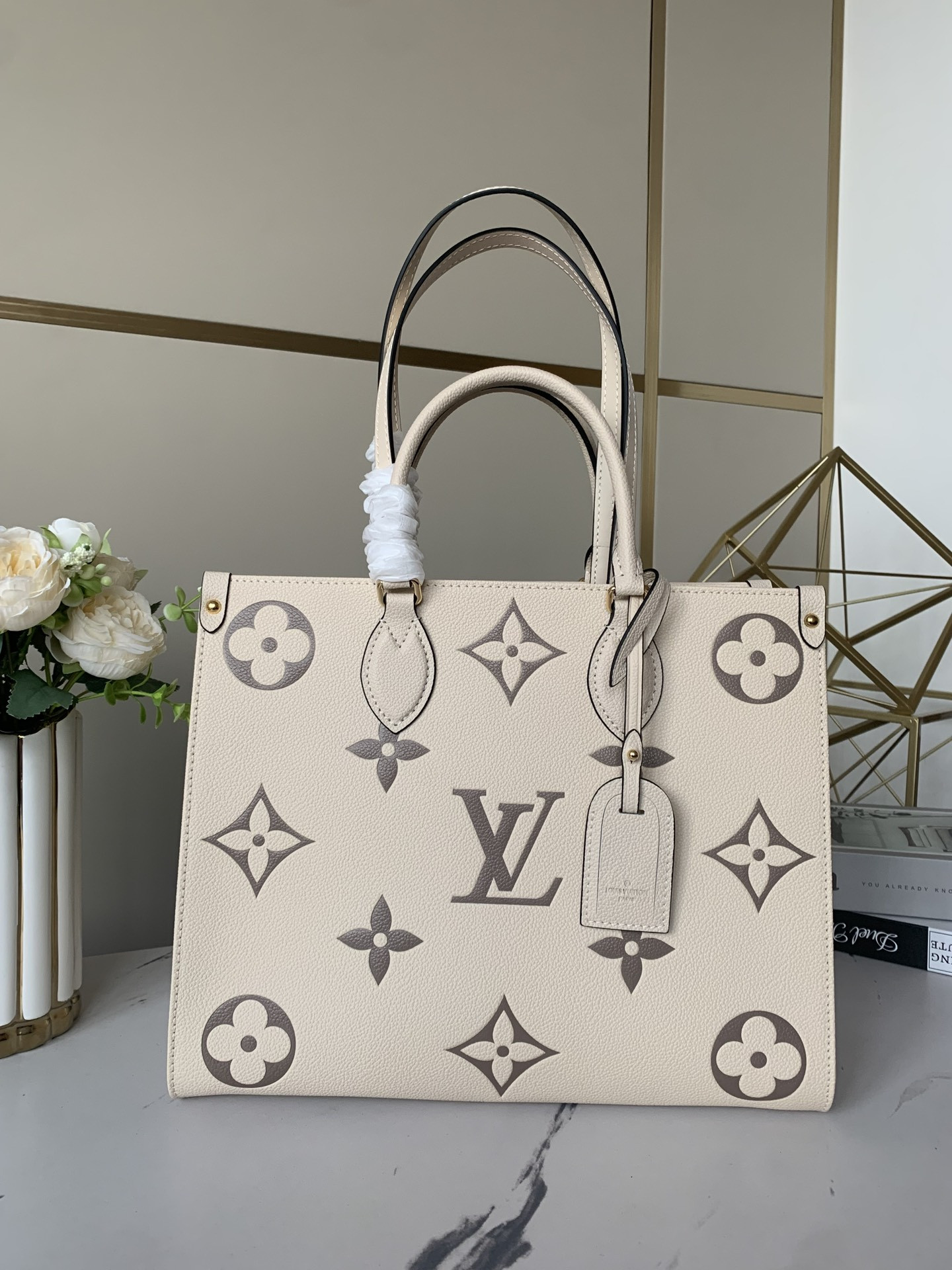 LV Onthego MM M45493 13.8 x 10.6 x 5.5 inches