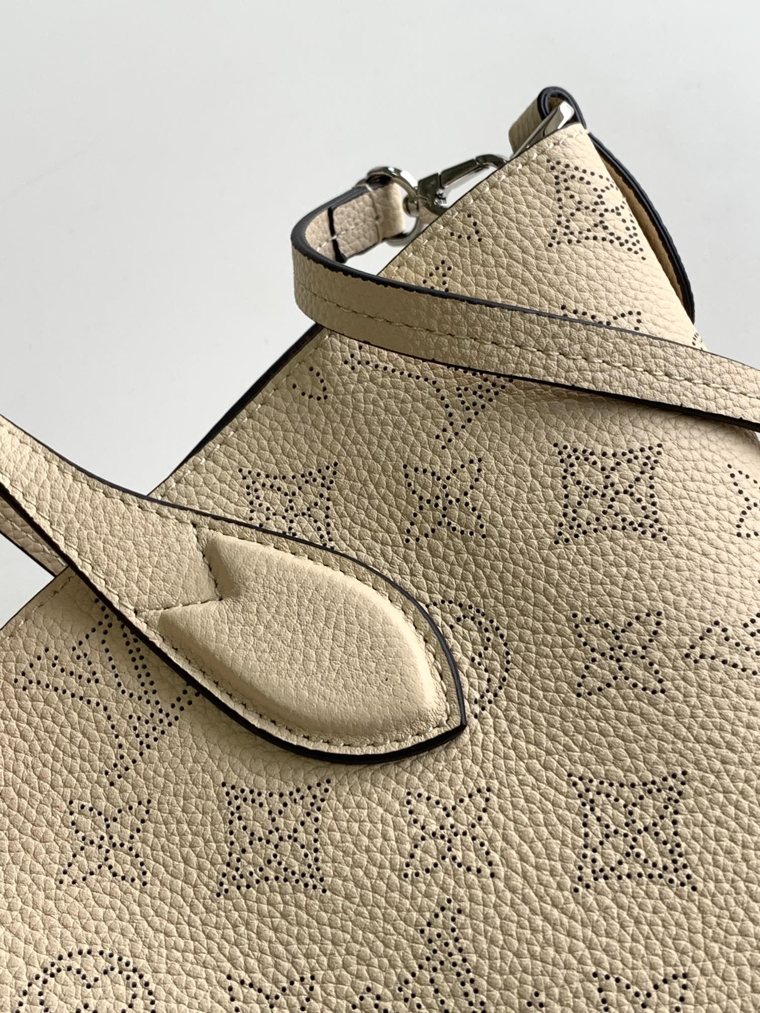 LV Blossom M21909 20.0 x 20.0 x 12.5 CM