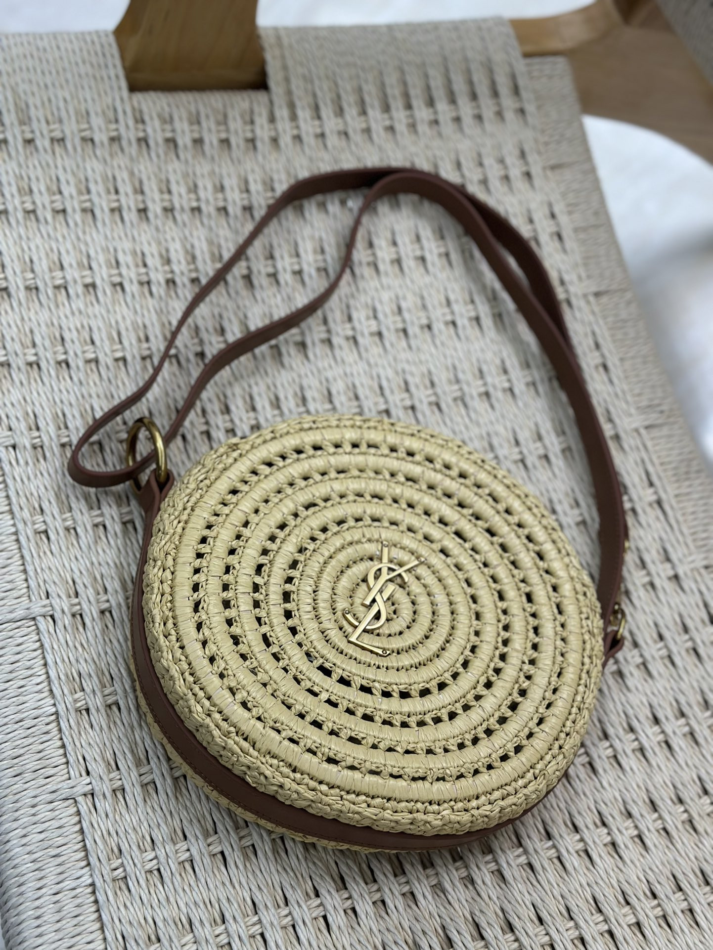 Y*L round bag in raffia and vegetable-tanned leather color natural