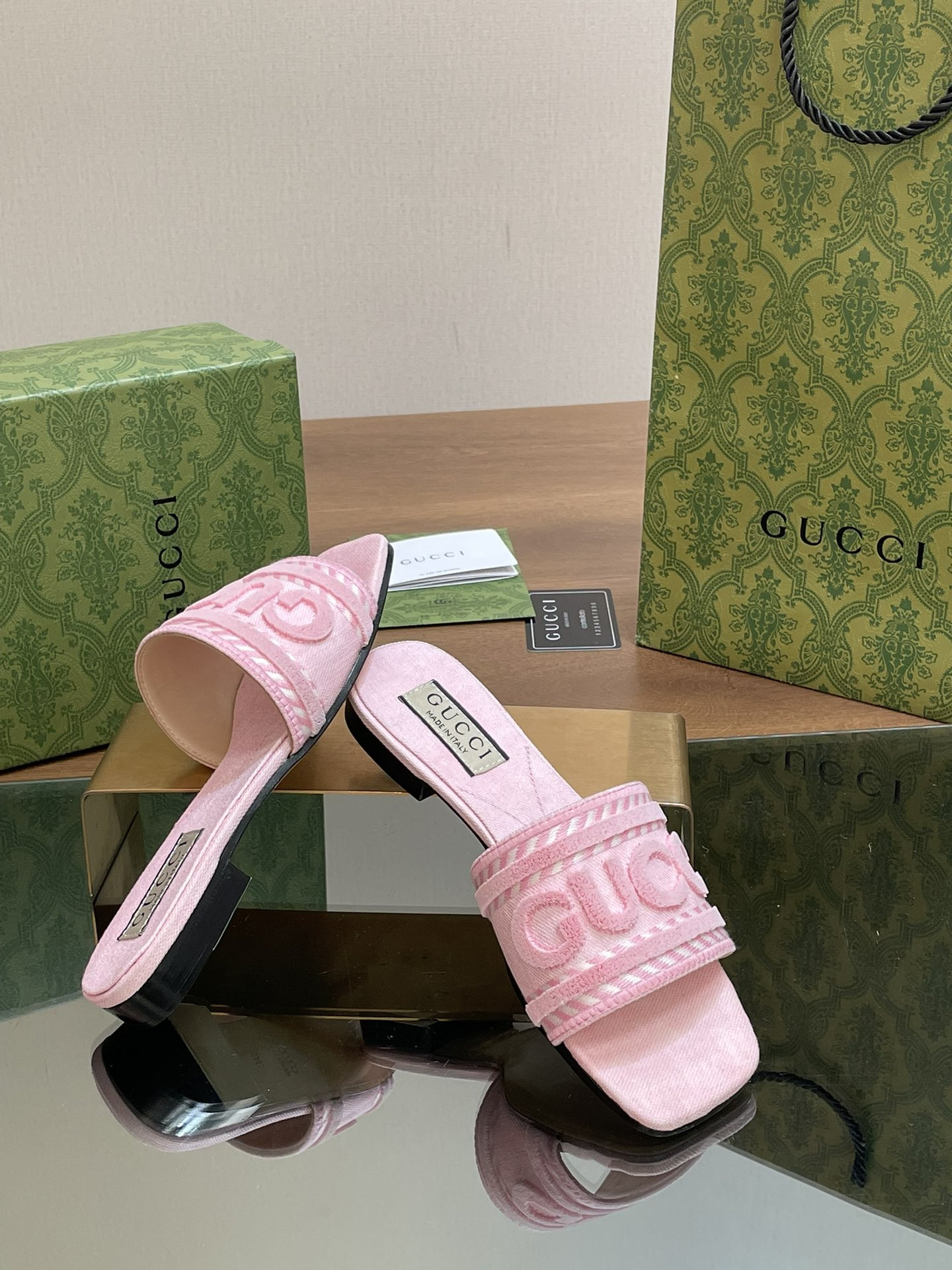 ua G*u*i women