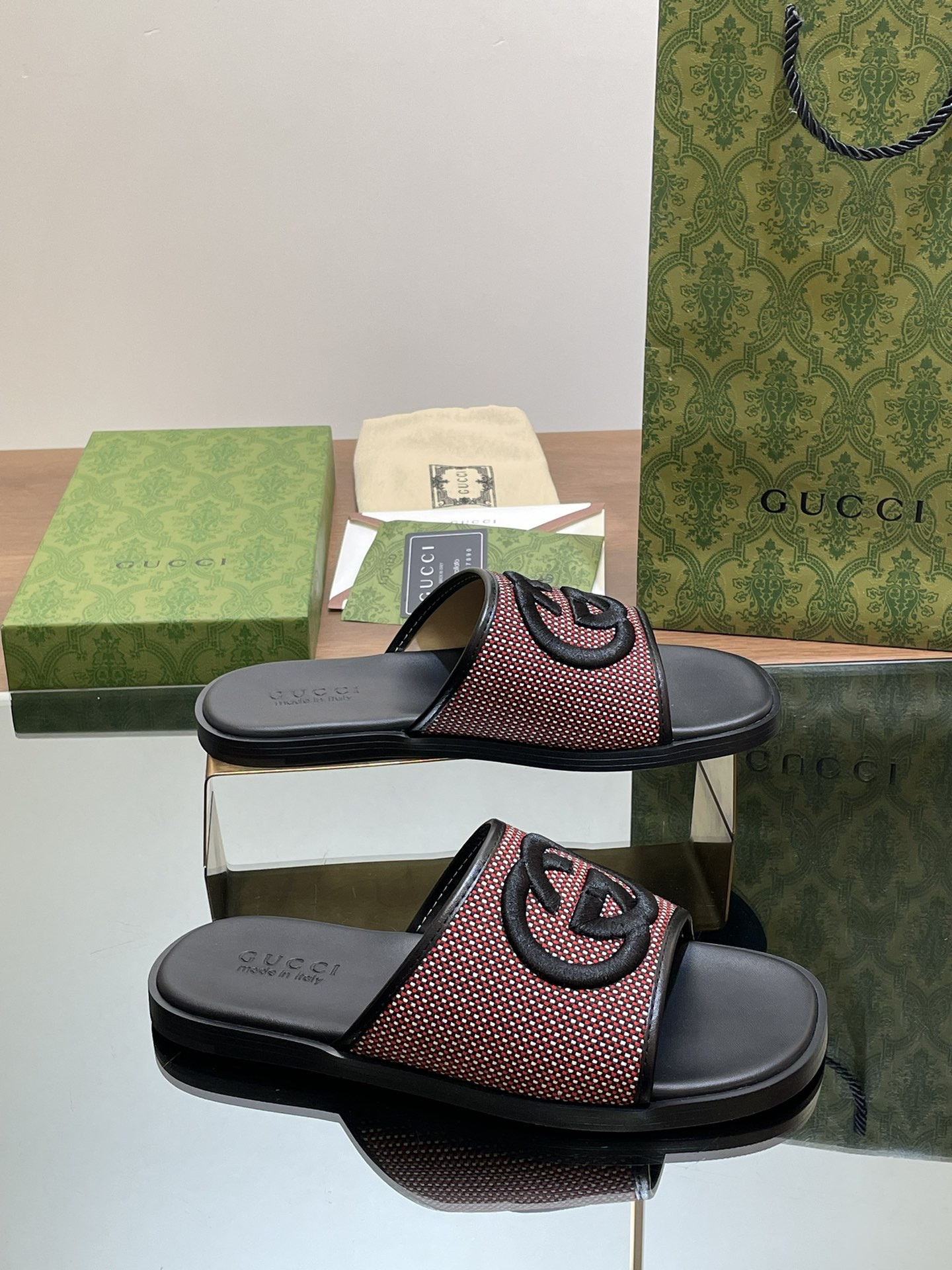 ua G*u*i interlocking g slide sandal
