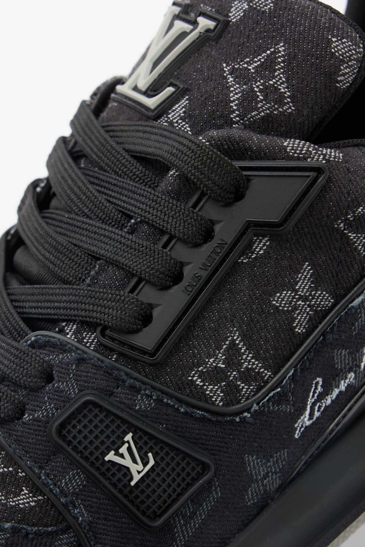 UA LV Trainer Sneaker